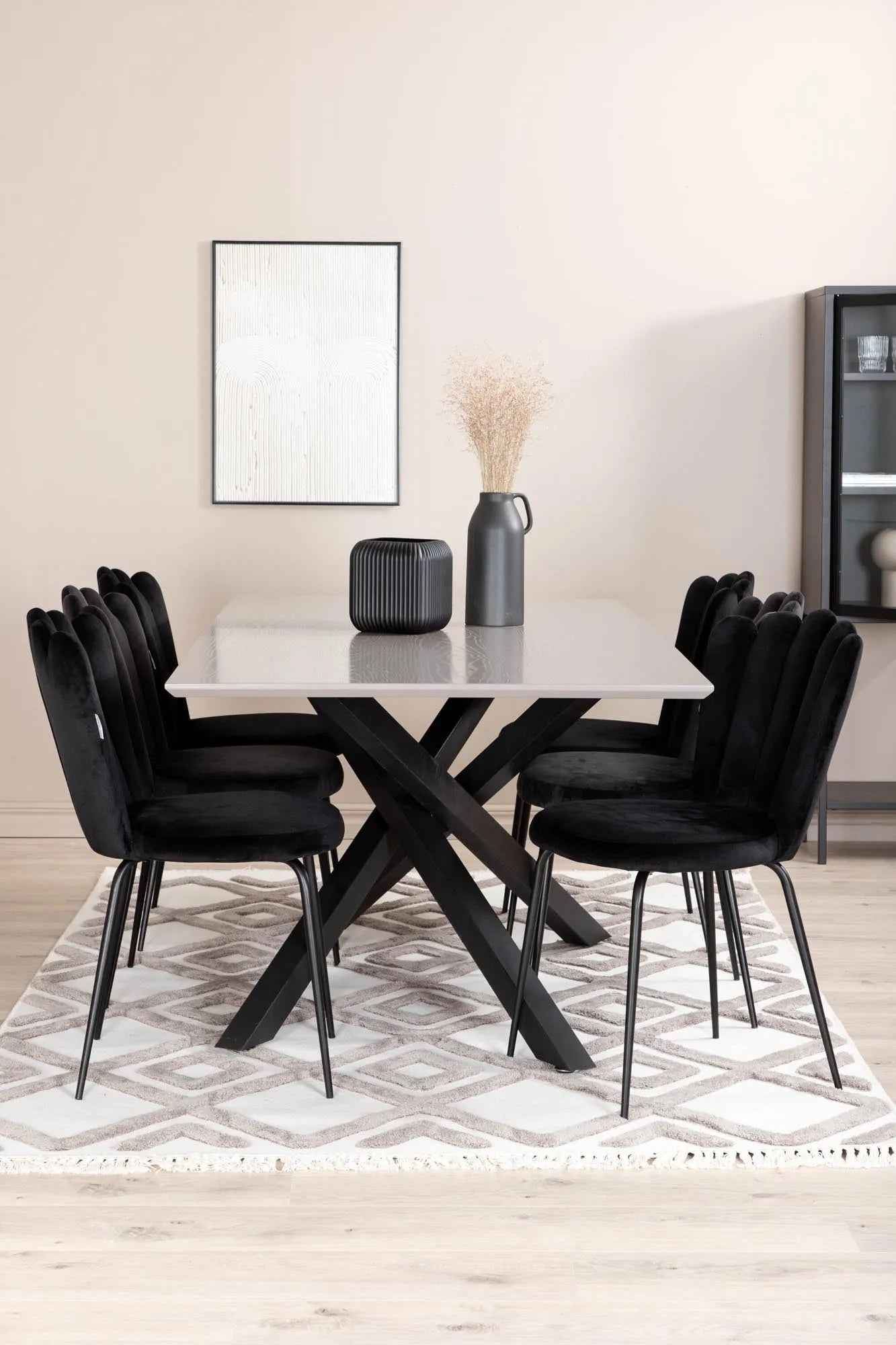 Stilvolles Esszimmerset für 6 Personen mit modernem Design.