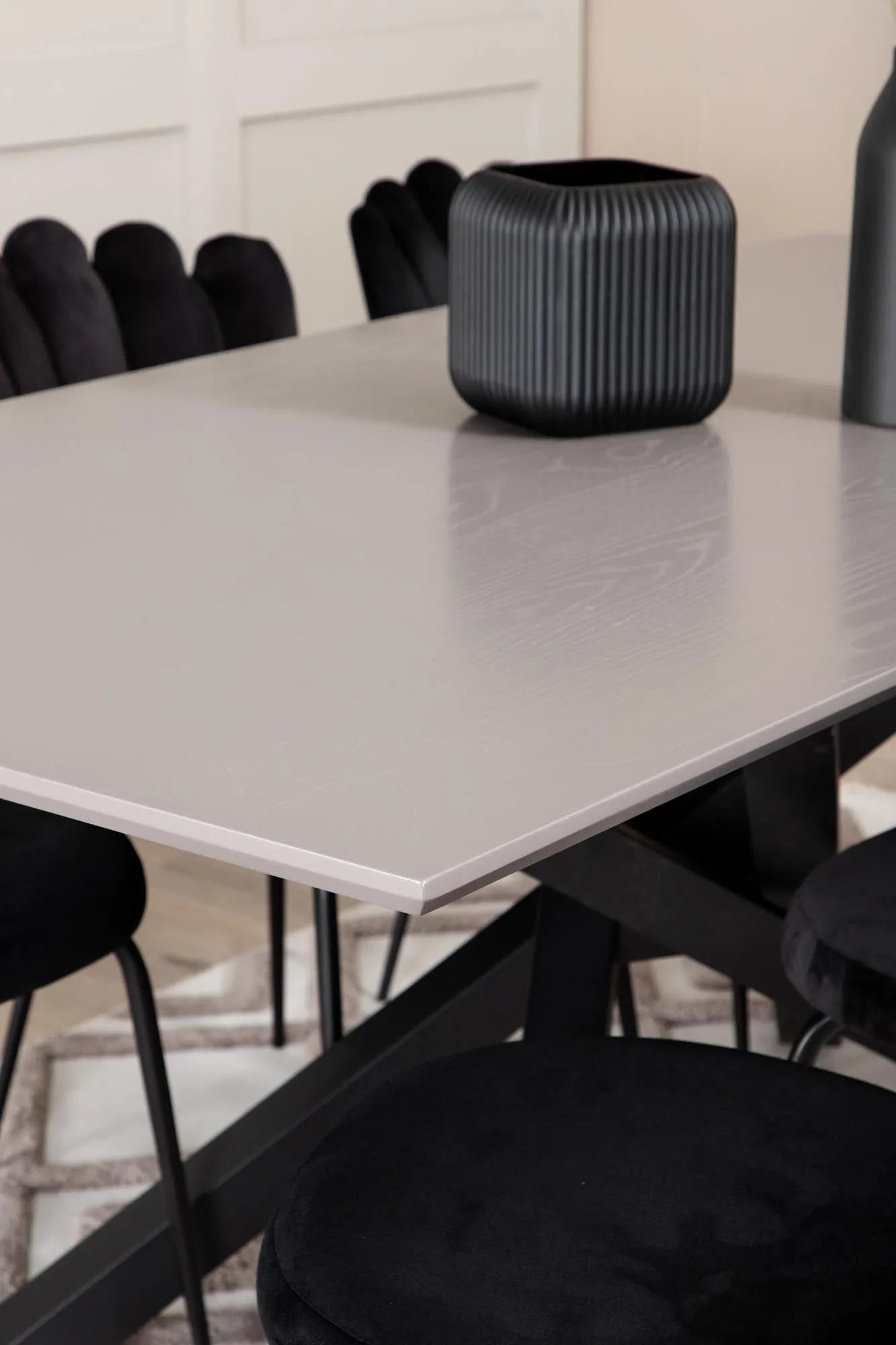 Stilvolles Esszimmerset für 6: Perfekte Harmonie von Design & Komfort.