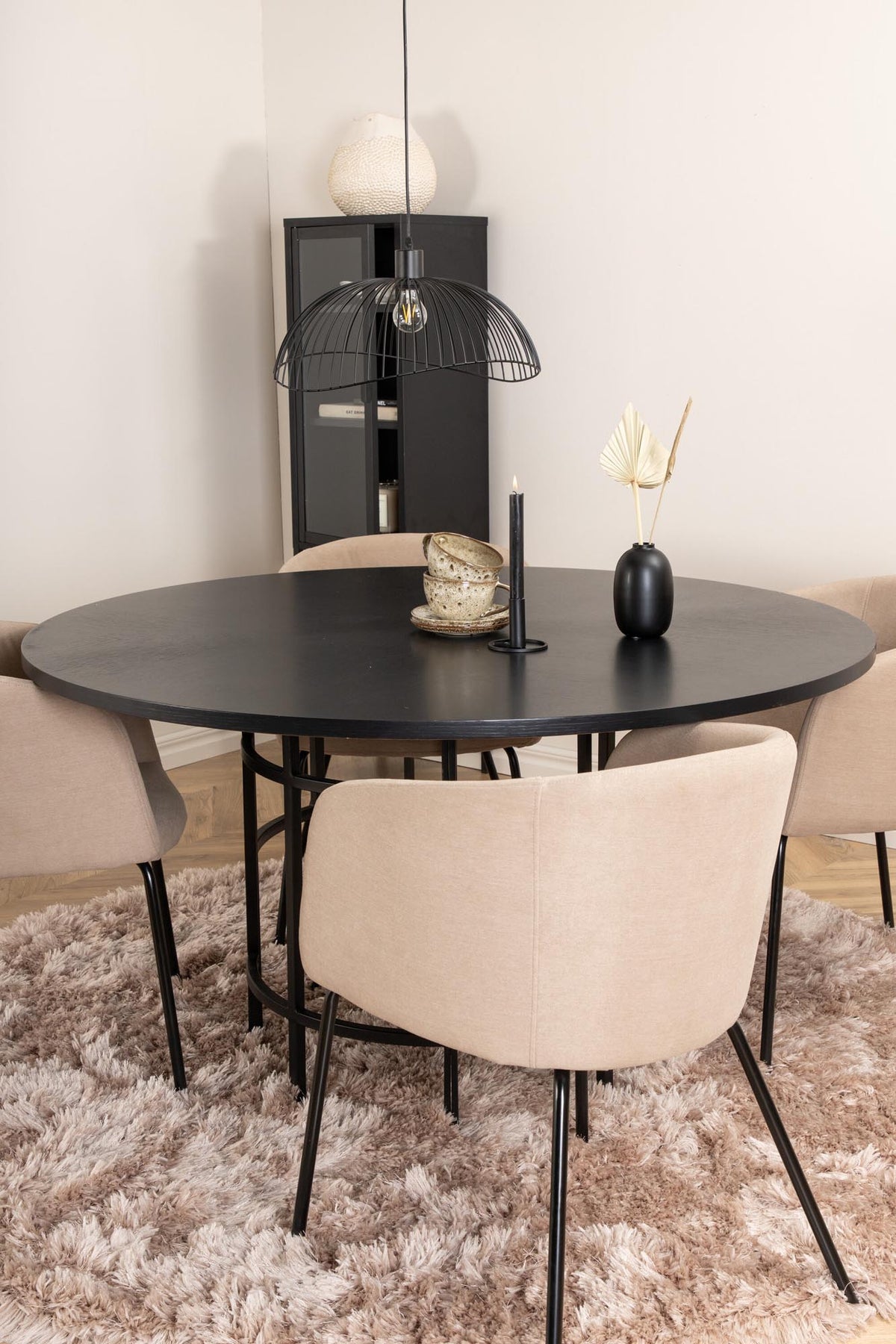 Esszimmerset Copenhagen + Berit ⌀140cm/4St. in Beige, Schwarz präsentiert im Onlineshop von KAQTU Design AG. Esszimmerset ist von Venture Home