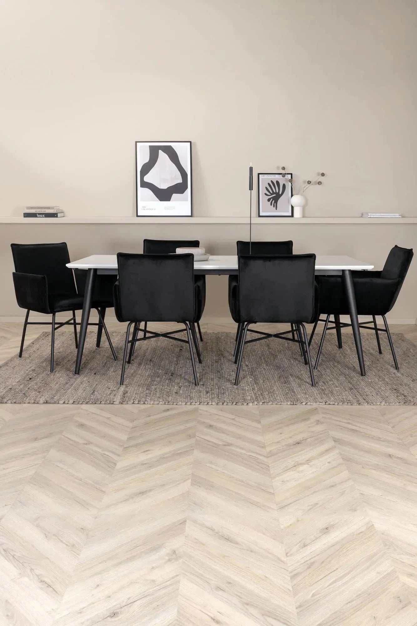 Elegantes Esszimmerset Jimmy + Petra: Ausziehbarer Tisch, robuste HPL/MDF-Oberfläche, luxuriöse Samtstühle, ideal für große Feiern.