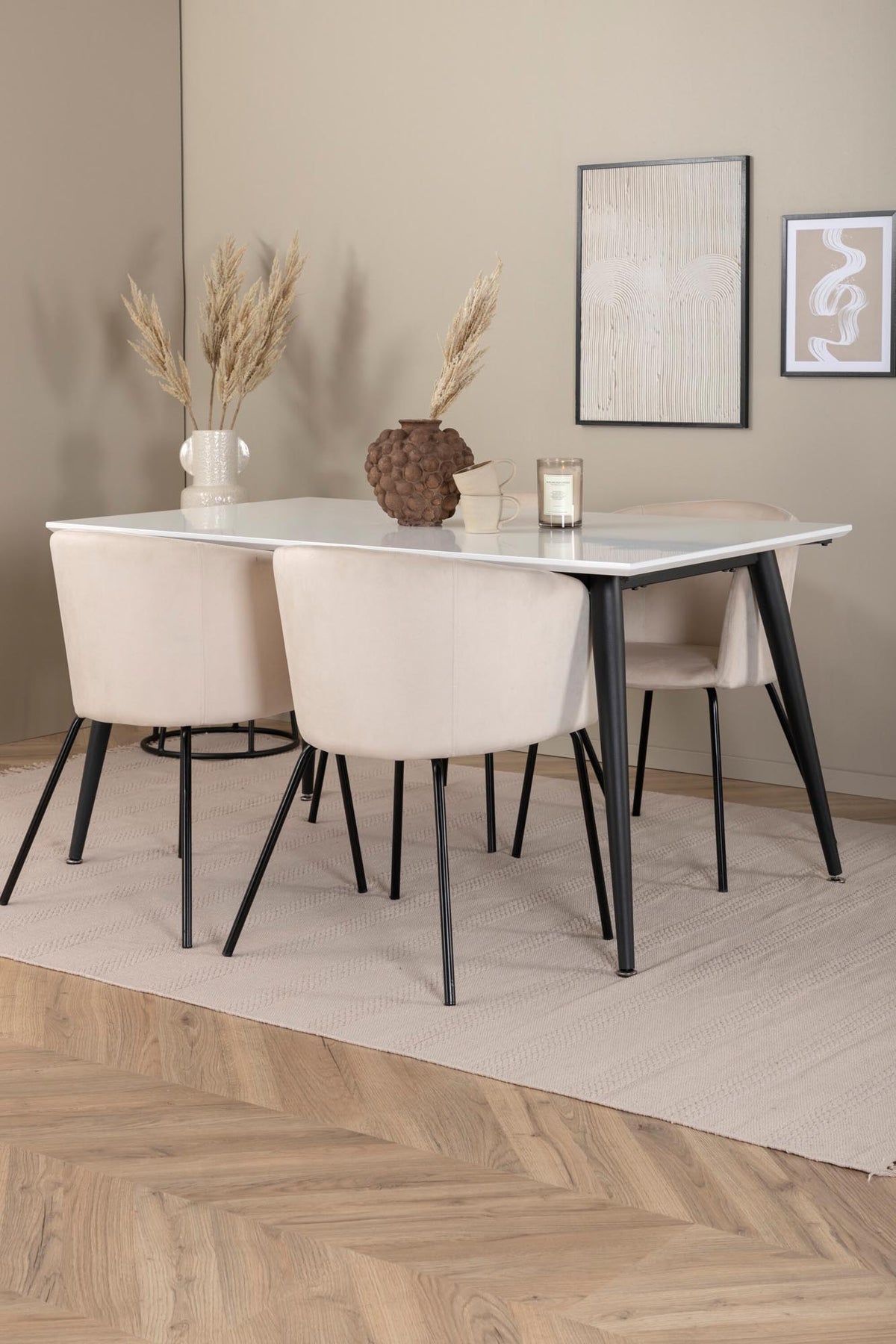 Jimmy Esszimmerset + Berit 150cm/4St. in Beige, Schwarz präsentiert im Onlineshop von KAQTU Design AG. Esszimmerset ist von Venture Home