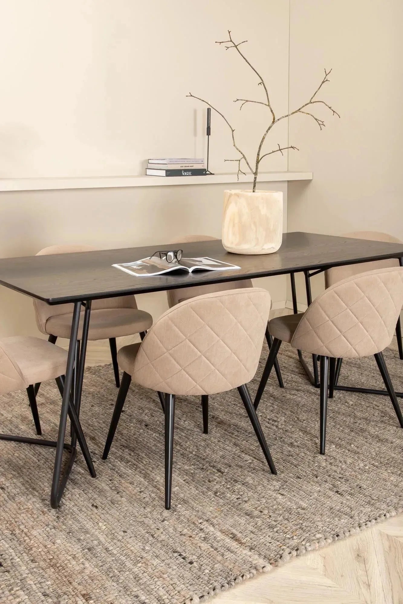 Stilvolles Petra Esszimmerset mit 6 Samtstühlen, 190cm, von Venture Home.