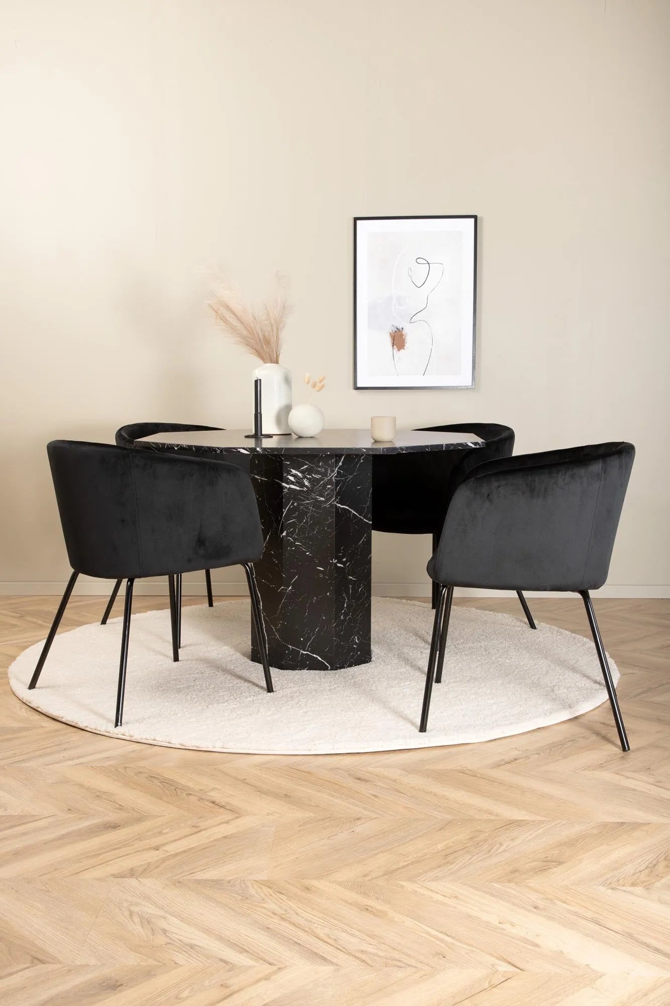 Elegantes Marbs Esszimmerset: Runder Tisch (⌀110cm) & 4 Samtstühle, ideal für stilvolle, gesellige Momente.