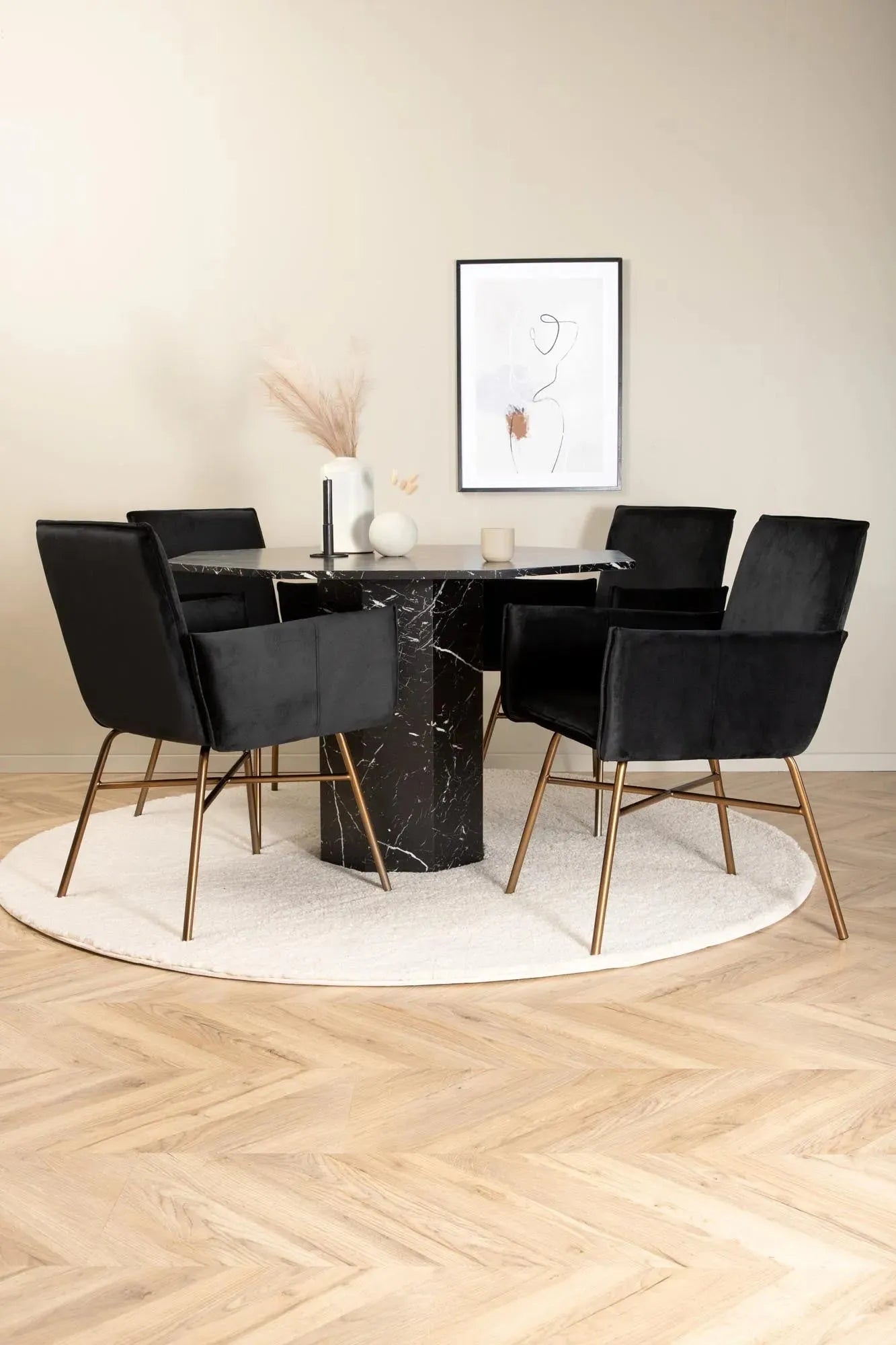 Elegantes Esszimmerset: Schwarzer Marmorglastisch ⌀110cm, 4 Samtstühle in Schwarz mit kupferfarbenen Beinen. Stilvoll & komfortabel.