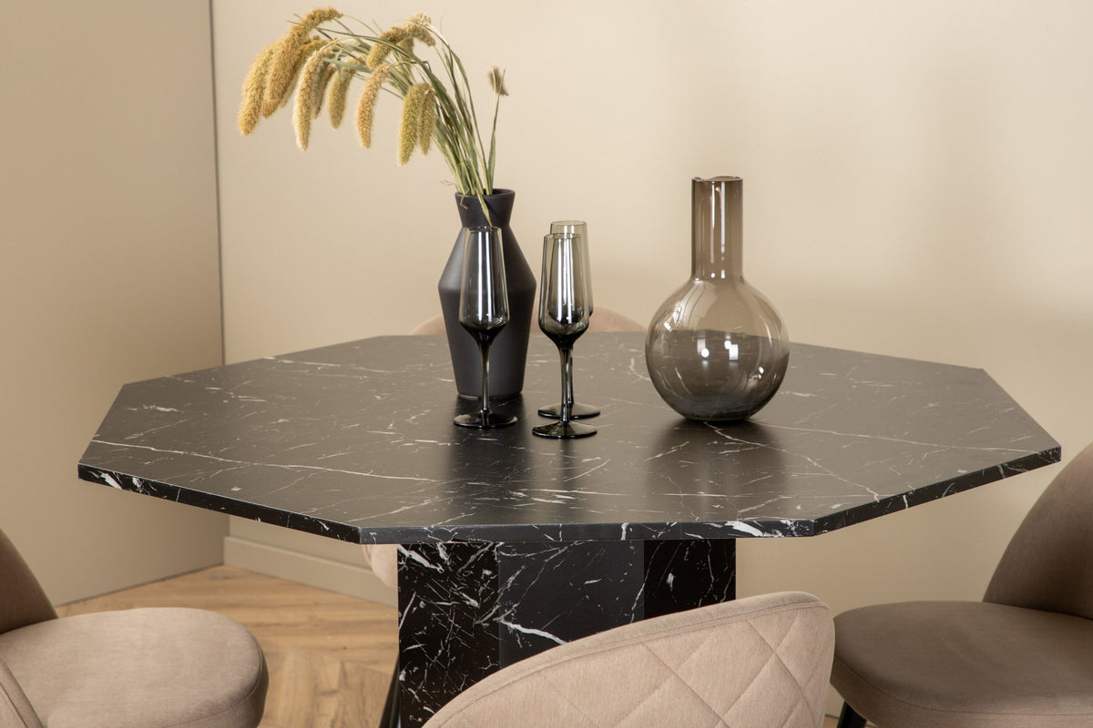 Rundes Esszimmerset Marbs mit vier Velvet Stühlen: Tisch aus schwarzem Marmorglas und MDF, Stühle mit beigem Polyester-Leinen-Bezug.