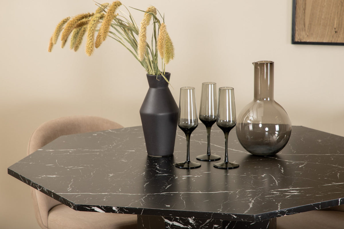 Rundes Esszimmerset Marbs mit vier Velvet Stühlen: Tisch aus schwarzem Marmorglas und MDF, Stühle mit beigem Polyester-Leinen-Bezug.