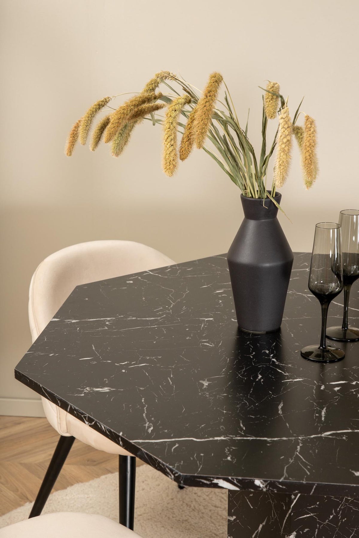 Marbs Esszimmerset + Velvet ⌀110cm/4St. in Beige / Schwarz präsentiert im Onlineshop von KAQTU Design AG. Esszimmerset ist von Venture Home
