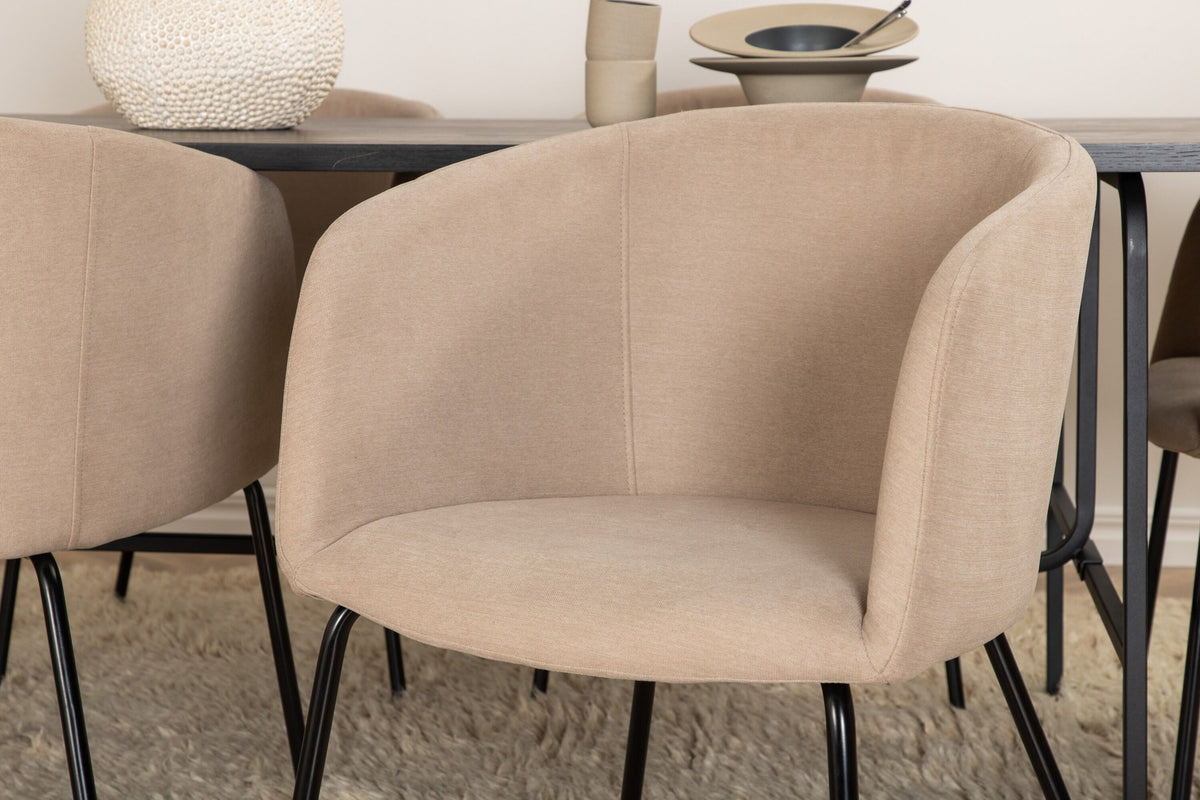 Esszimmerset Uno mit schwarzer MDF-Tischplatte und Metallgestell, kombiniert mit sechs Berit-Stühlen in Beige mit schwarzen Eisenbeinen.