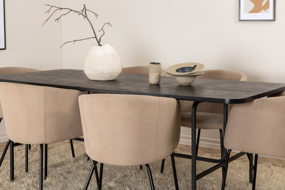 Esszimmerset Uno mit schwarzer MDF-Tischplatte und Metallgestell, kombiniert mit sechs Berit-Stühlen in Beige mit schwarzen Eisenbeinen.
