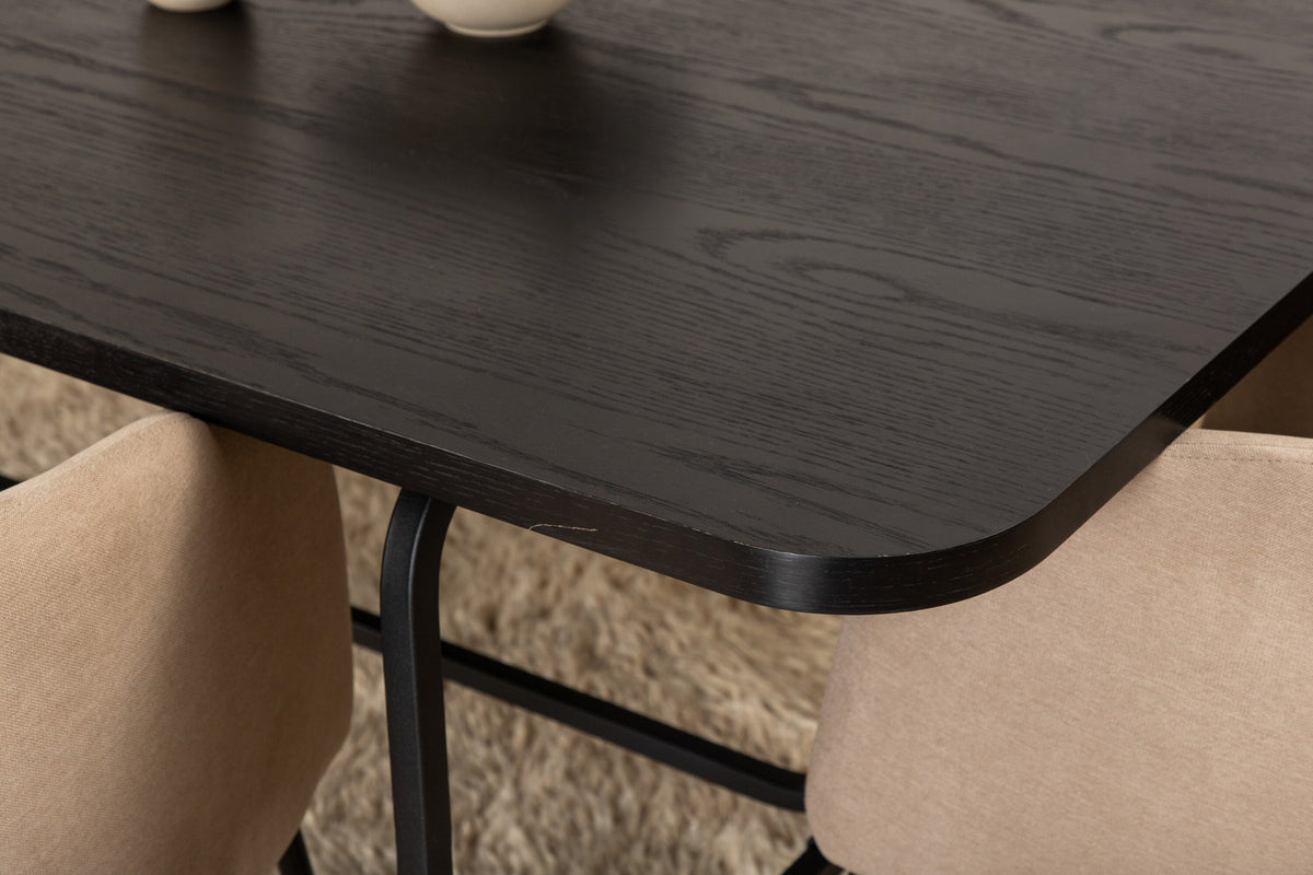 Esszimmerset Uno mit schwarzer MDF-Tischplatte und Metallgestell, kombiniert mit sechs Berit-Stühlen in Beige mit schwarzen Eisenbeinen.