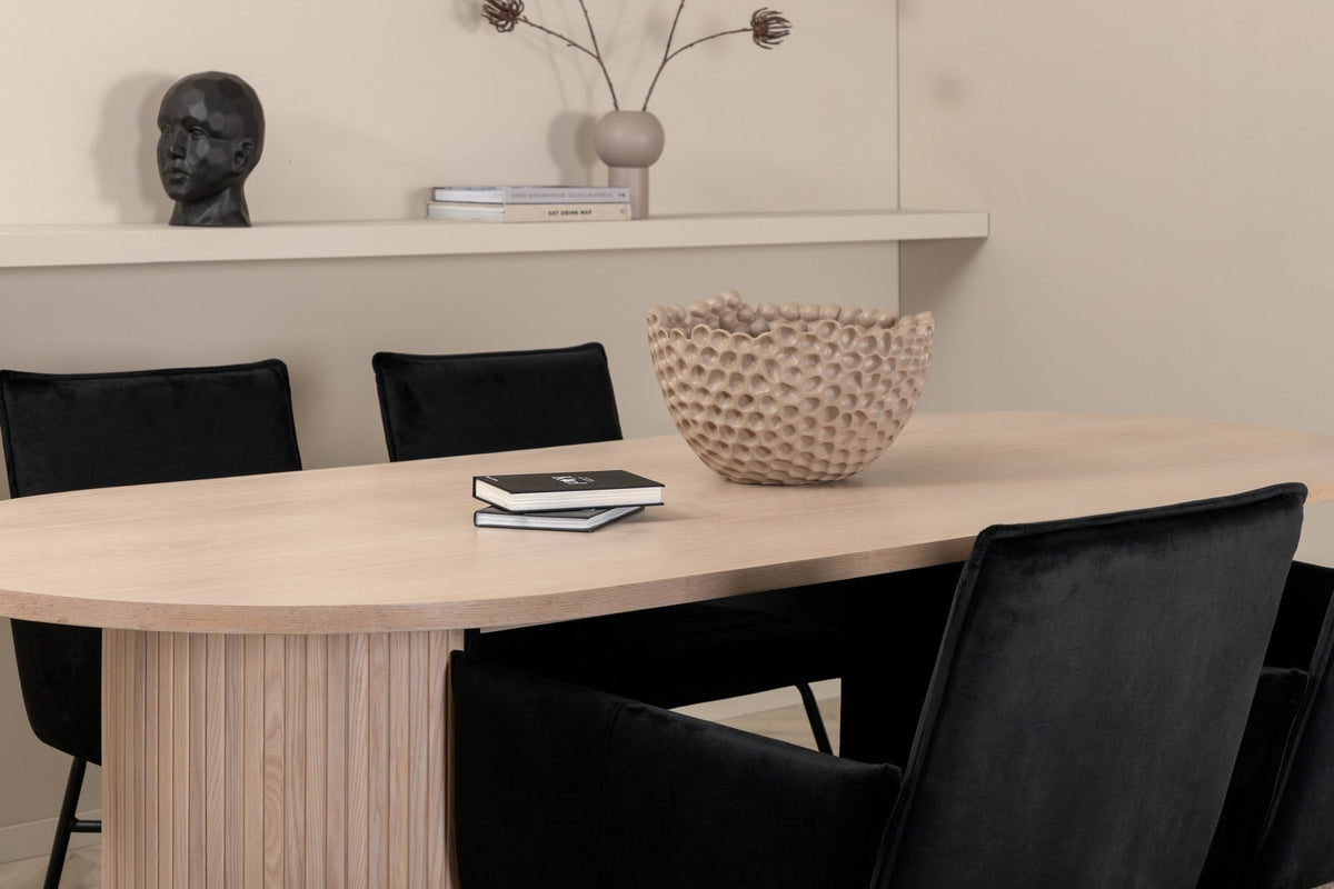 Schwarzer Esszimmerstuhl mit Pulverbeschichtung und ovaler Esstisch mit Whitewash-Tischplatte aus MDF, Set von Venture Home.