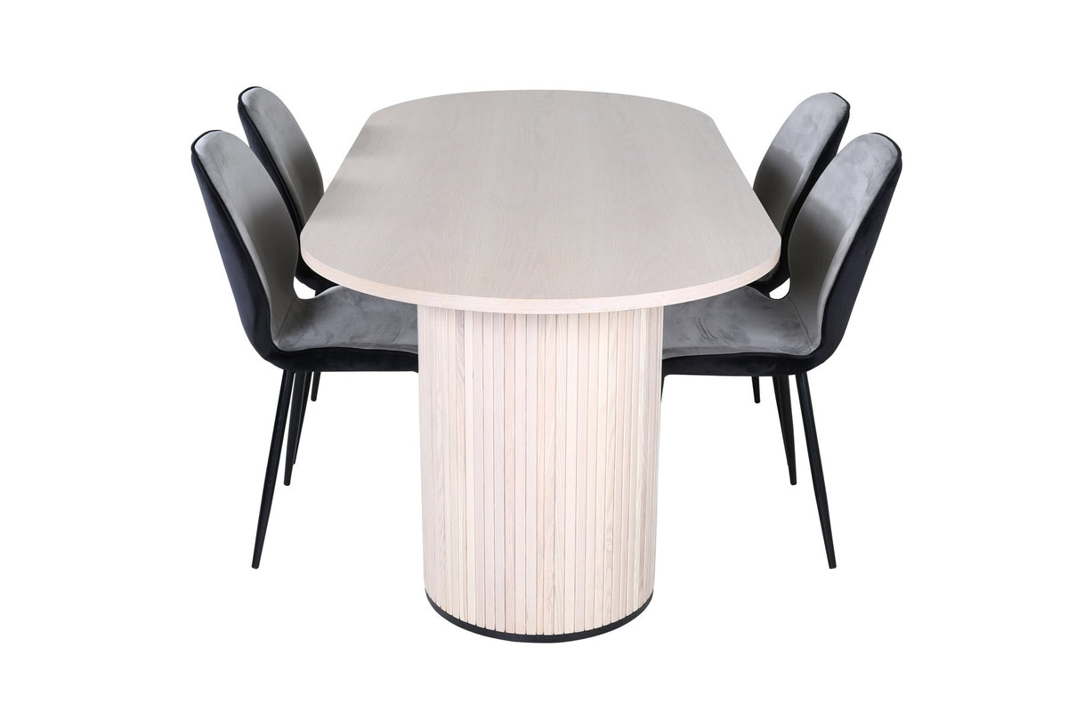 Zwei graue Esszimmerstühle mit Eisenbeinen und ovaler Esstisch mit MDF-Platte in Whitewash, Design von Venture Home.