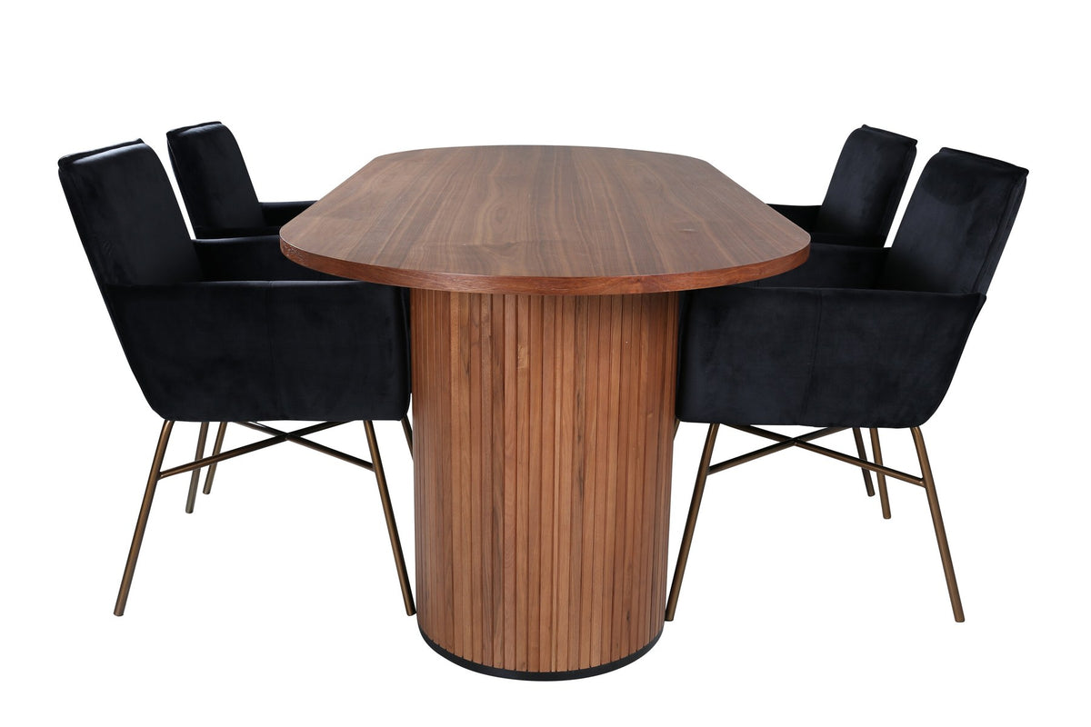 Ovaler Esstisch aus MDF mit Nussbaum-Furnier, 200x90 cm, kombiniert mit vier schwarzen Esszimmerstühlen mit pulverbeschichteter Oberfläche.
