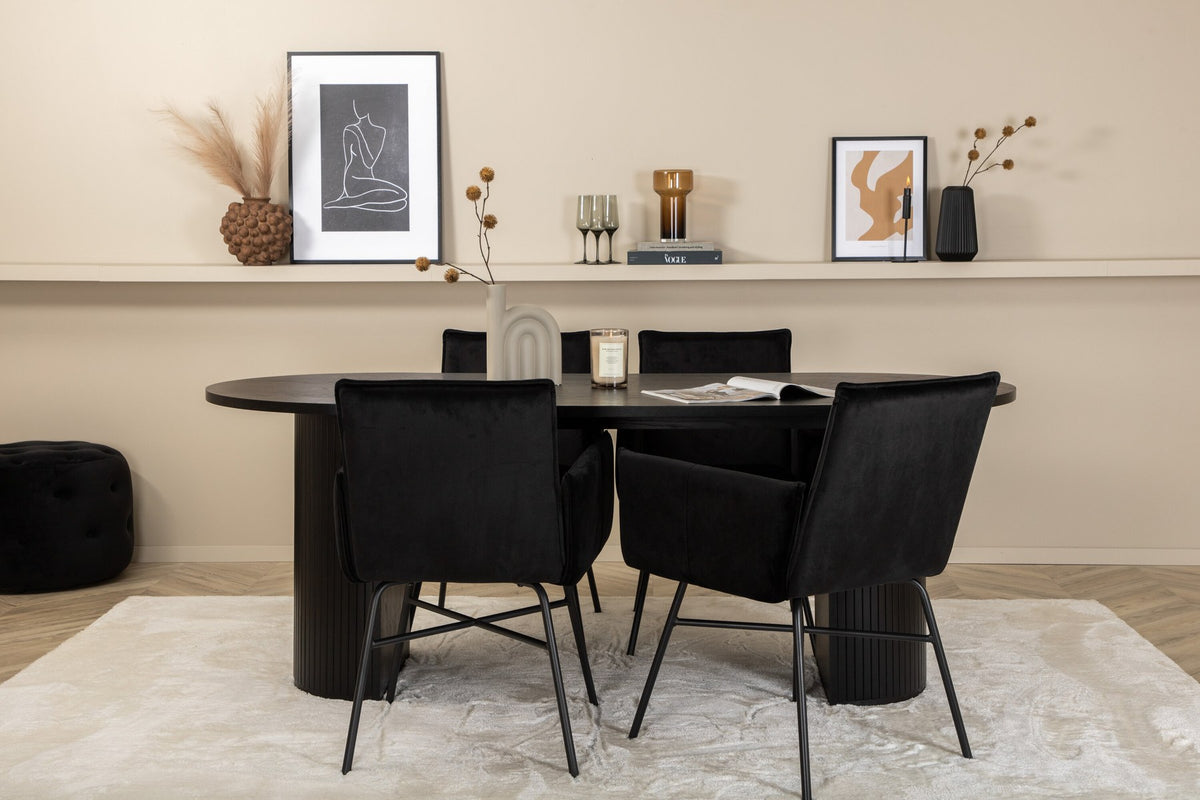 Ovaler Esstisch 200x90 cm aus MDF mit schwarzem Furnier und vier Esszimmerstühle mit kupferfarbenen Beinen und schwarzem Samtbezug.