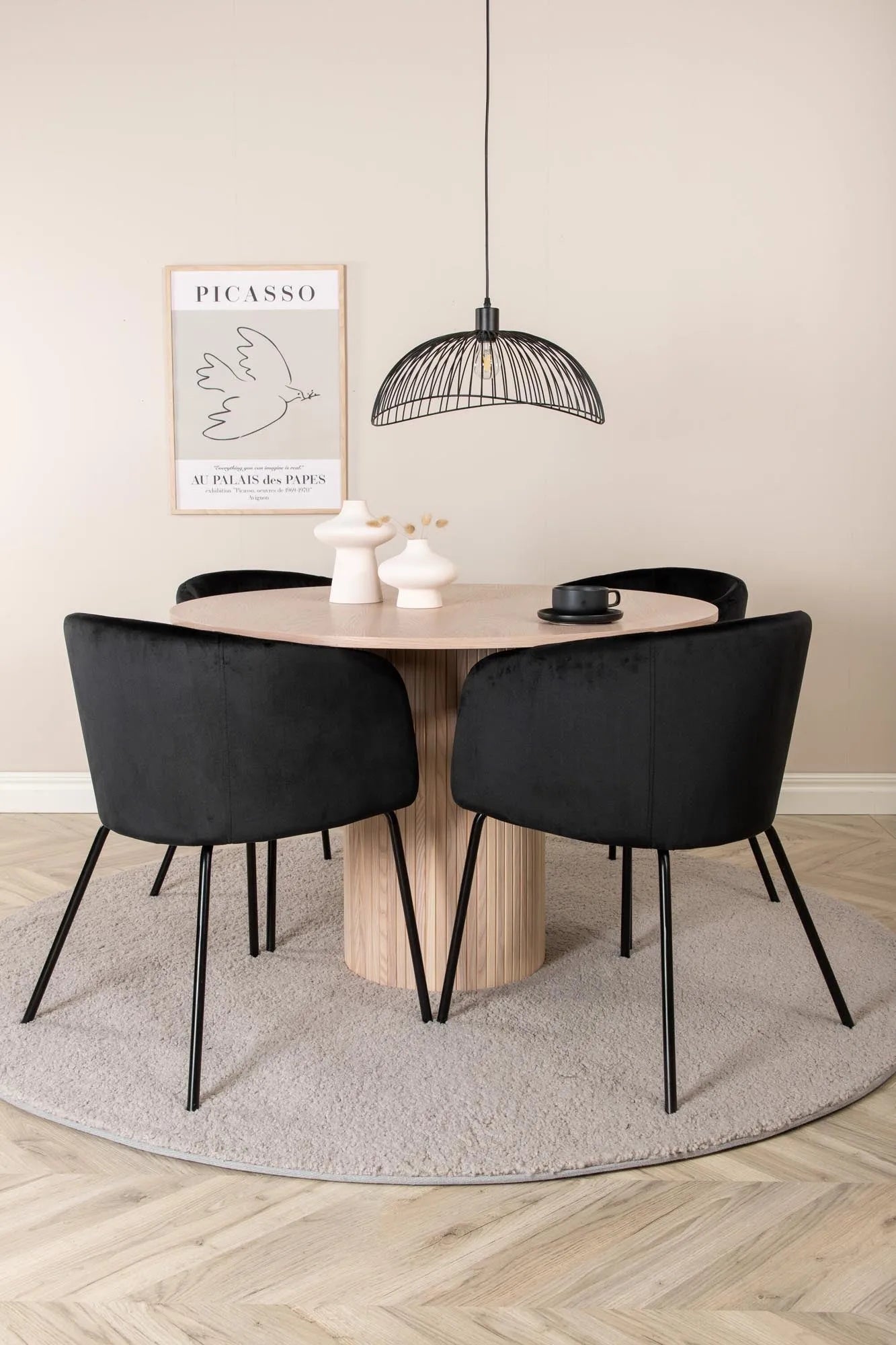 Bianca Esszimmerset: Moderner Tisch & 4 Stühle, Ø110cm, von Venture Home.