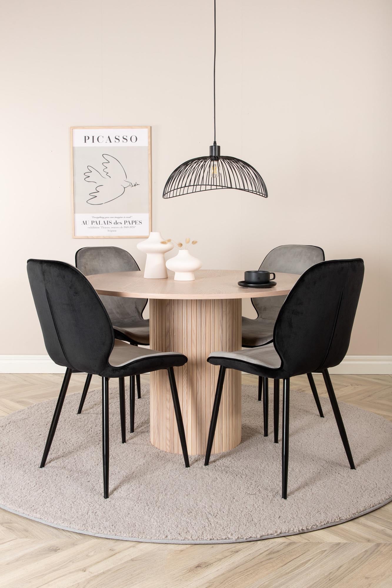 Stilvolles Esszimmerset: Runder Tisch (⌀110cm) & 4 Emma-Stühle. Eleganz & Komfort für Ihr Zuhause.