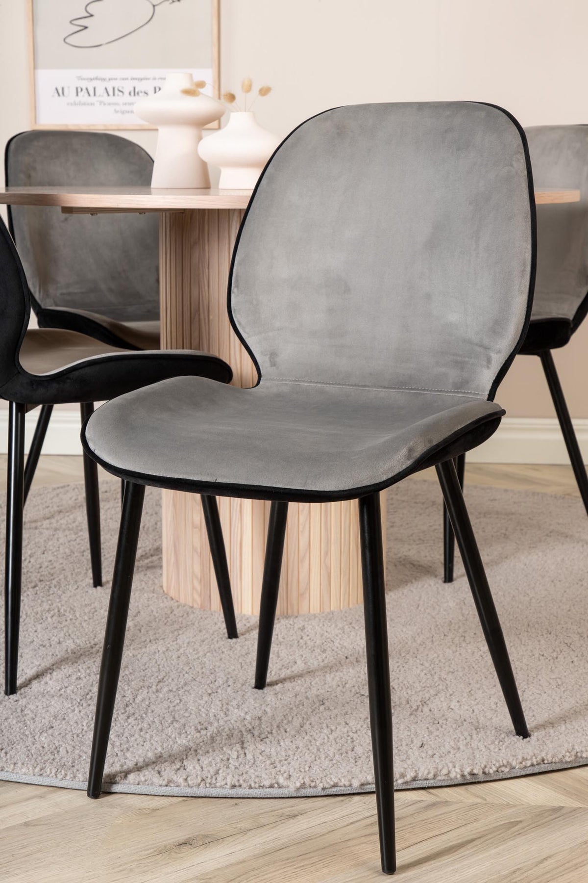 Bianca Esszimmerset + Emma ⌀110cm/4St. in Schwarzgrau präsentiert im Onlineshop von KAQTU Design AG. Esszimmerset ist von Venture Home