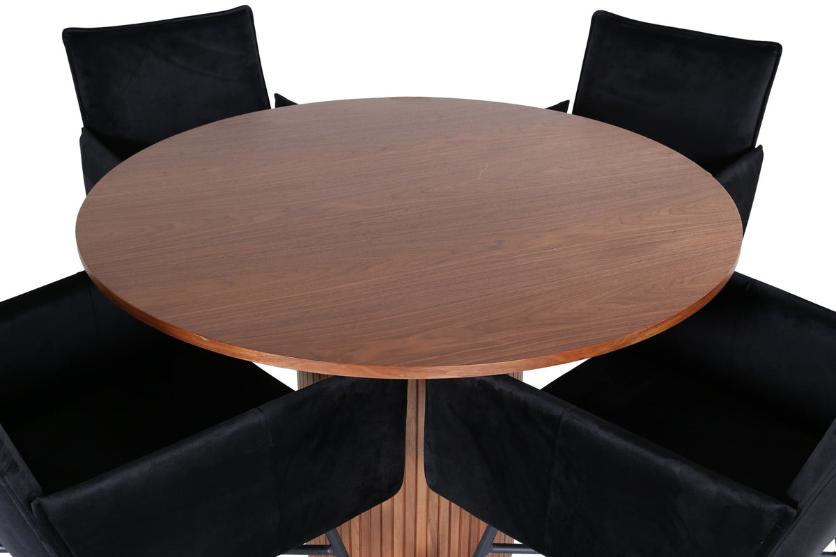 Rundes Esszimmerset mit Nussbaum-Tischplatte Ø110cm aus MDF und vier schwarzen Stühlen mit Samtsitz und Beinen aus Eisen.