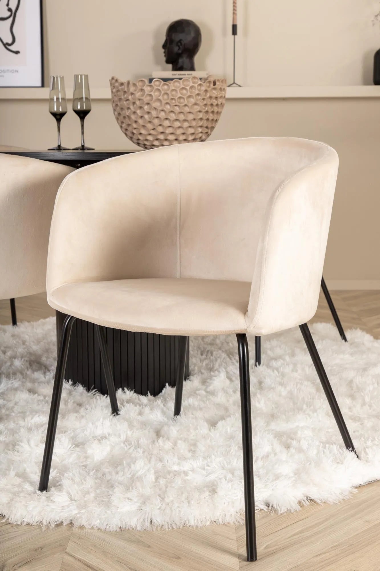 Modernes Esszimmerset Bianca + Berit, Tisch Ø110cm, 4 Stühle.
