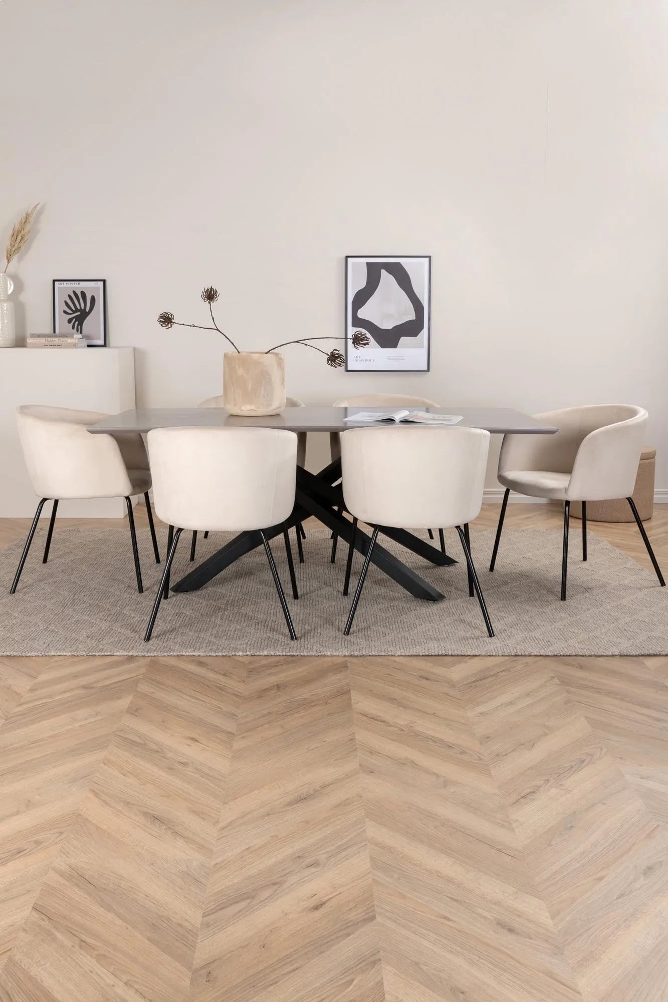 Elegantes Esszimmerset: Perfekte Harmonie aus Design und Funktion.