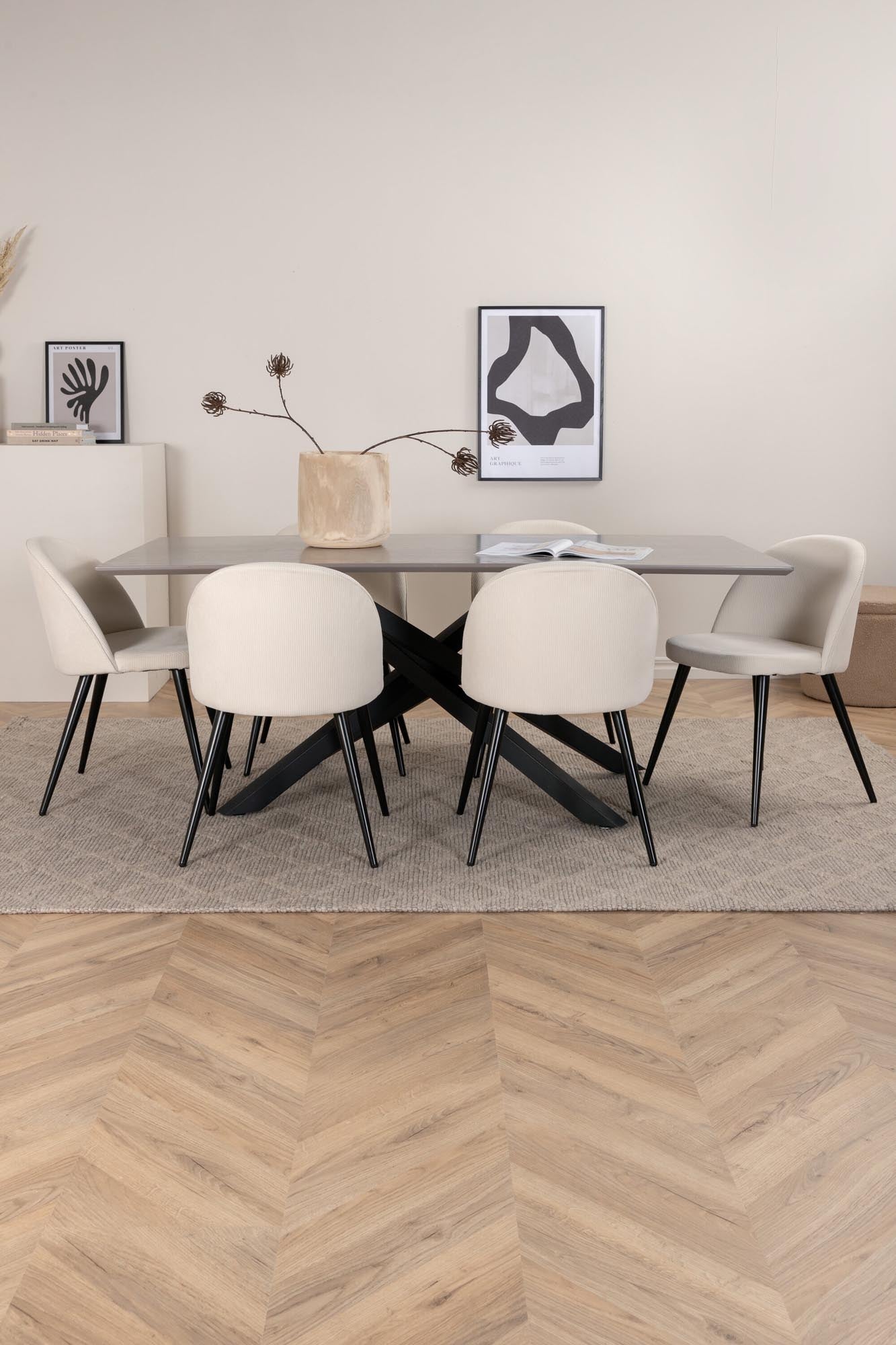 Erleben Sie das Piazza Esszimmerset von Venture Home: Ein 180 cm langer Esstisch und stilvolle Velvet-Stühle für ein elegantes Esszimmer.