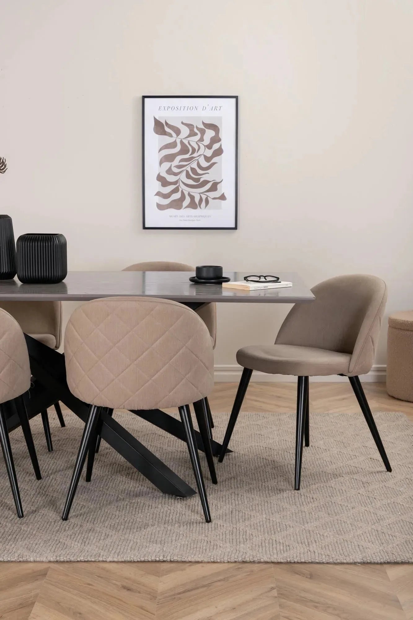 Piazza Esszimmerset: Luxuriöse Velvet-Optik für stilvolle Räume.