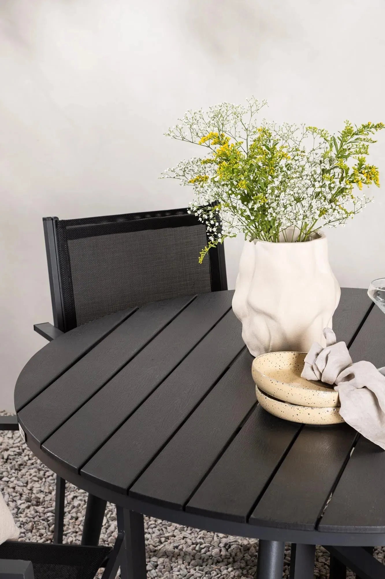 Stilvolles Outdoor-Tischset für 4, perfekt für Terrasse und Balkon.