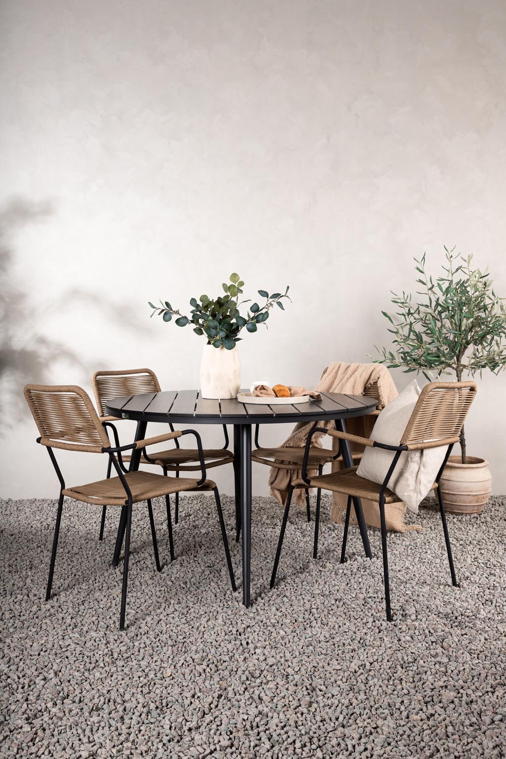 Break Outdoor-Tischset + Lindos Arm ⌀120cm/4St. in Schwarz / Schwarz präsentiert im Onlineshop von KAQTU Design AG. Gartentischset ist von Venture Home