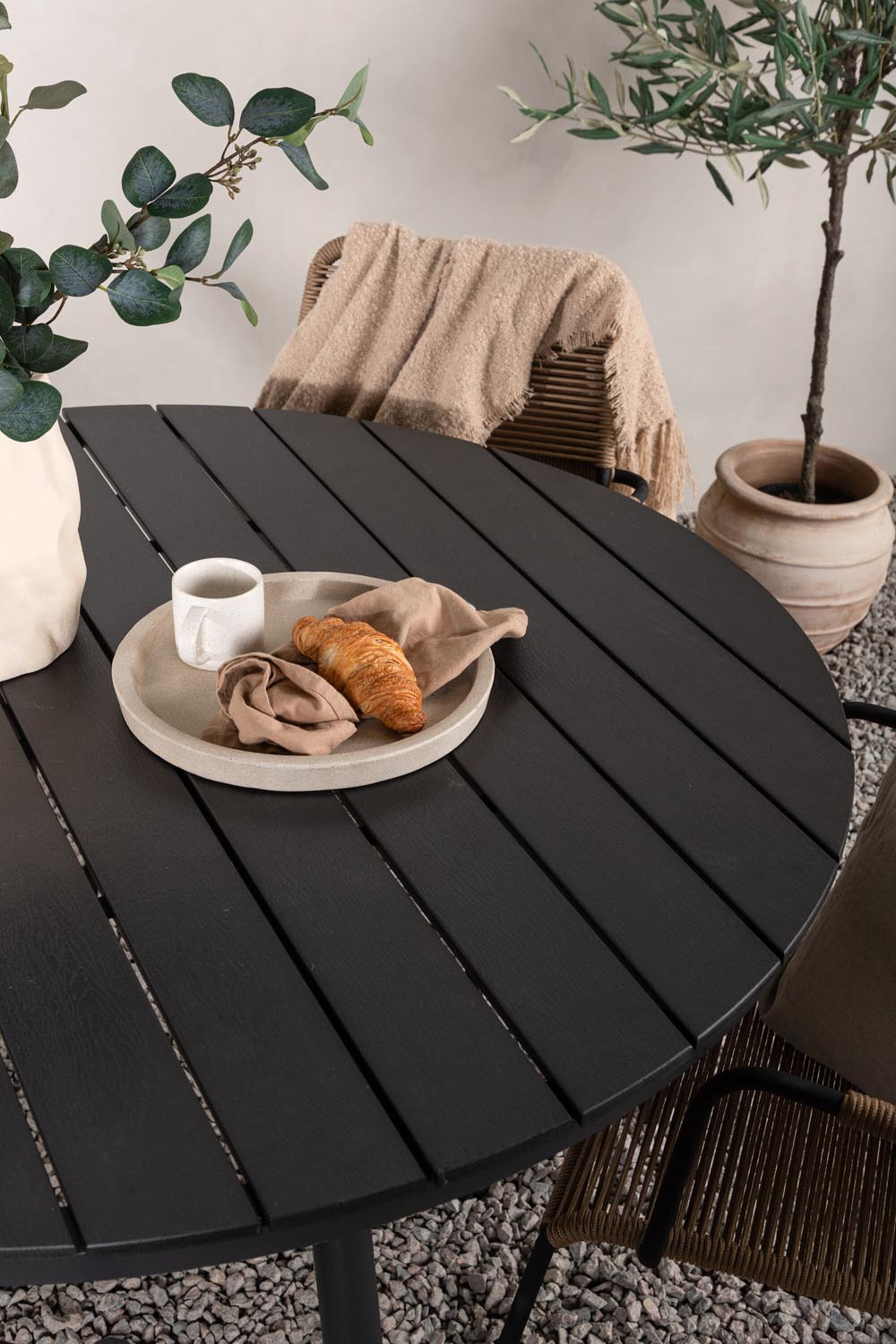 Break Outdoor-Tischset + Lindos Arm ⌀120cm/4St. in Schwarz / Schwarz präsentiert im Onlineshop von KAQTU Design AG. Gartentischset ist von Venture Home