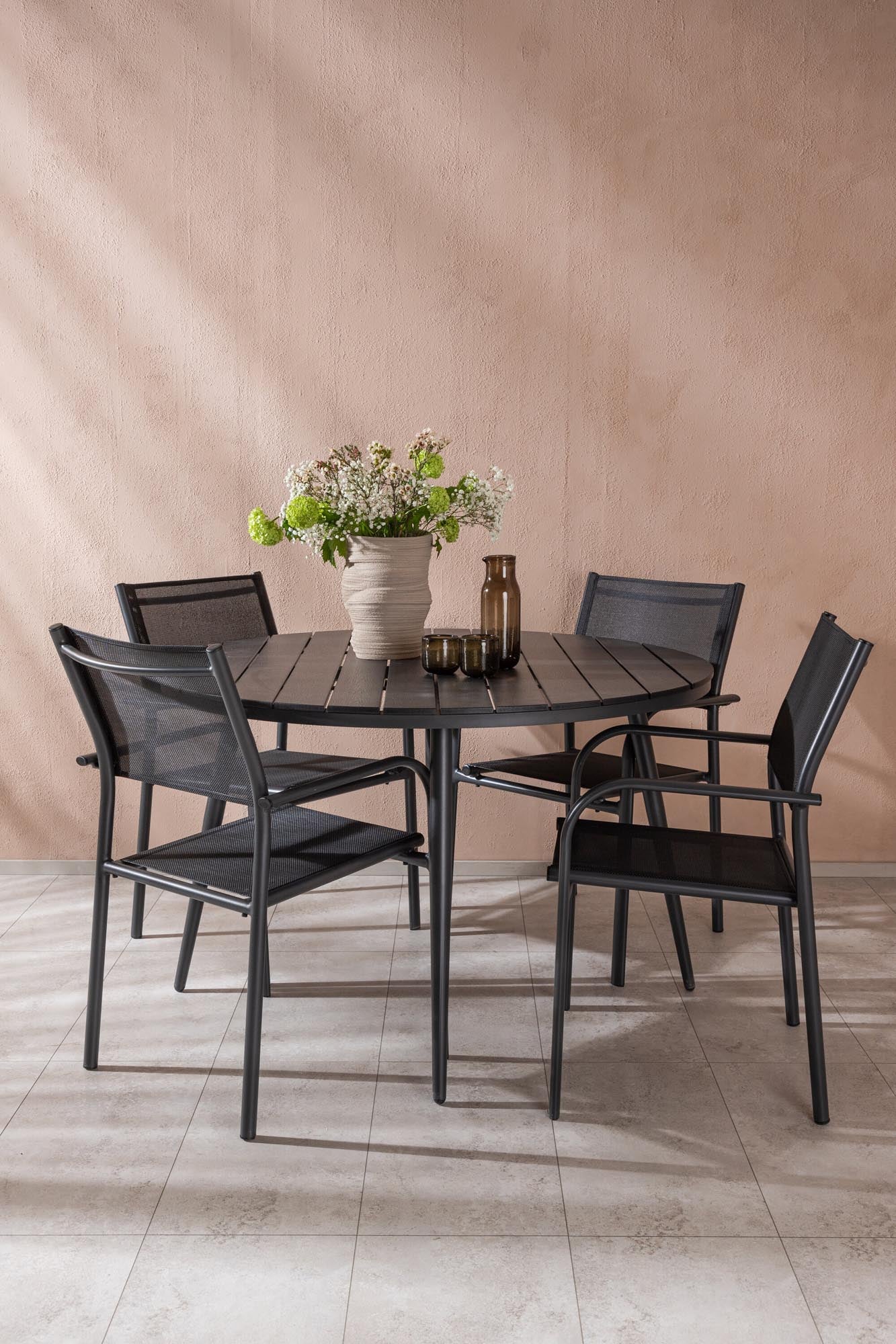 Stilvolles Break Outdoor-Tischset mit Santorini Stühlen für unvergessliche Momente im Garten. Ideal für entspannte Mahlzeiten im Freien.