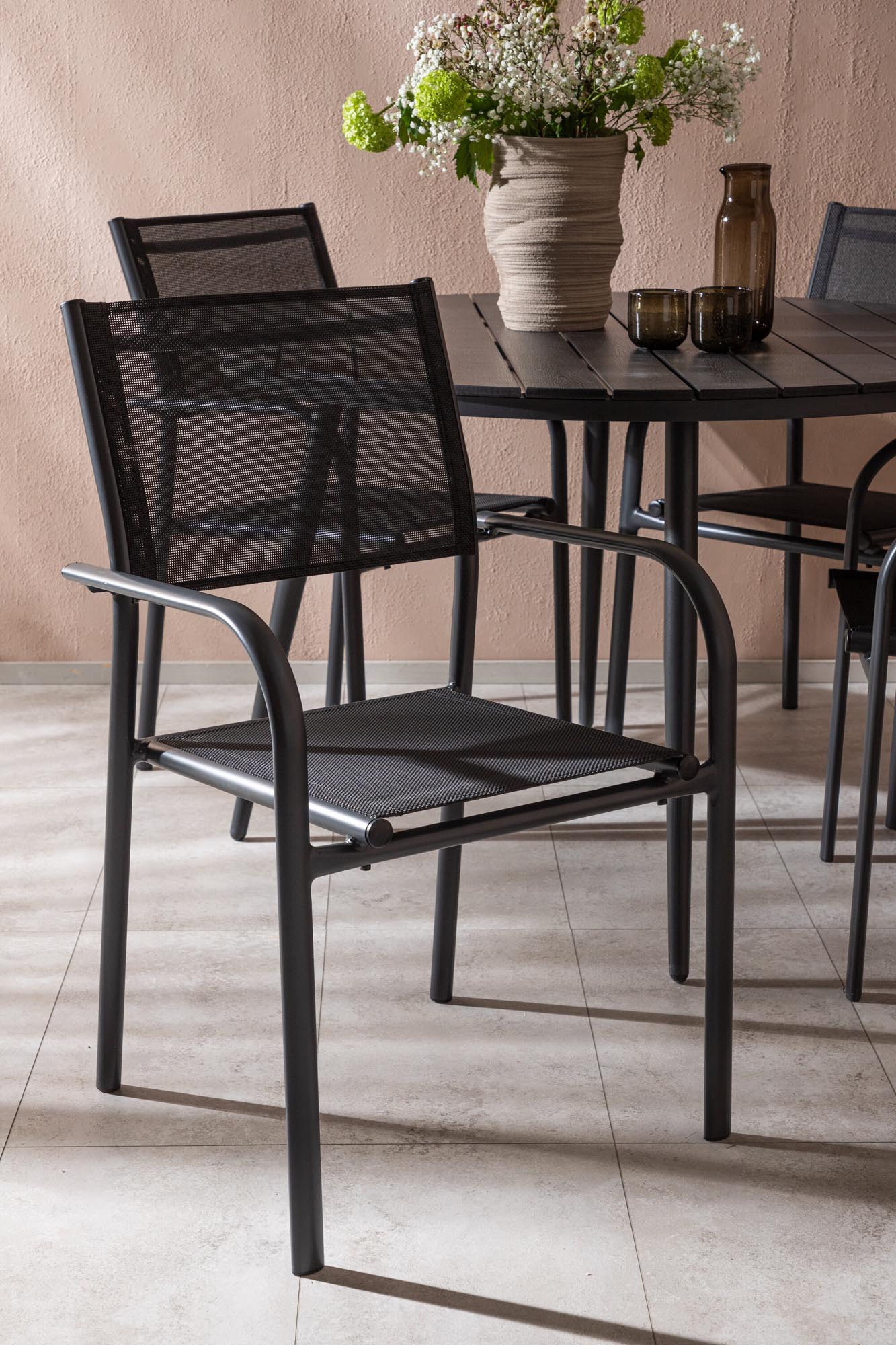 Entdecken Sie das Break Outdoor-Tischset + Santorini von Venture Home: Elegantes Design, wetterfest, ideal für gesellige Stunden im Freien.