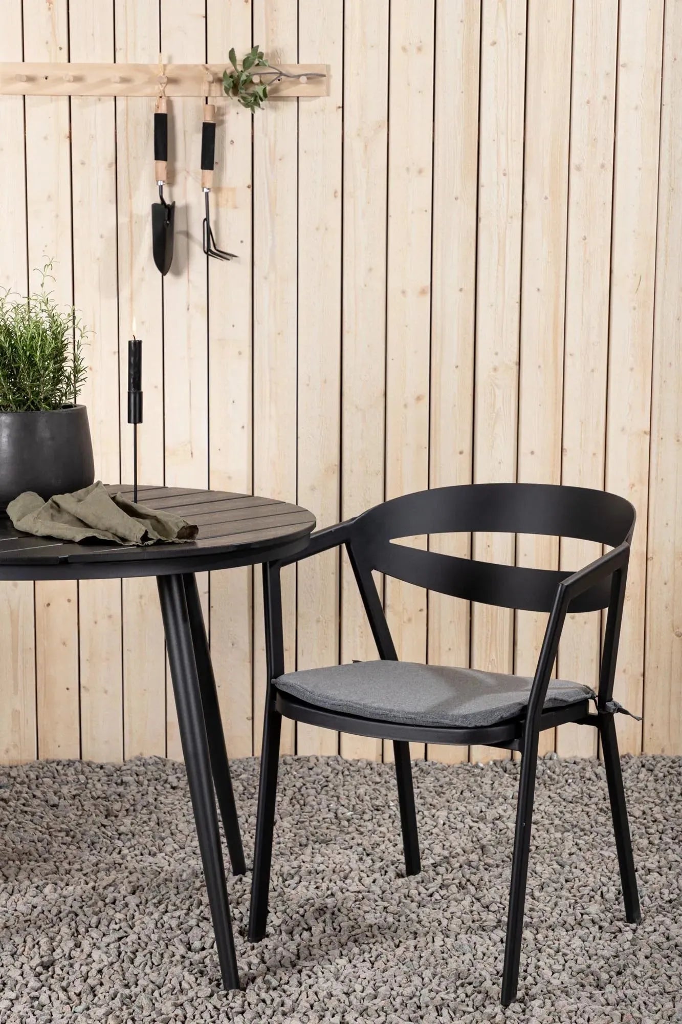 Stilvolles Gartenset: Break Outdoor-Tischset mit robustem Tisch und komfortablen Malina-Stühlen für unvergessliche Momente.