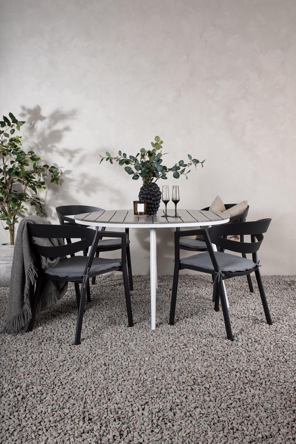 Break Outdoor-Tischset + Slit ⌀120cm/4St. in Weiss präsentiert im Onlineshop von KAQTU Design AG. Gartentischset ist von Venture Home