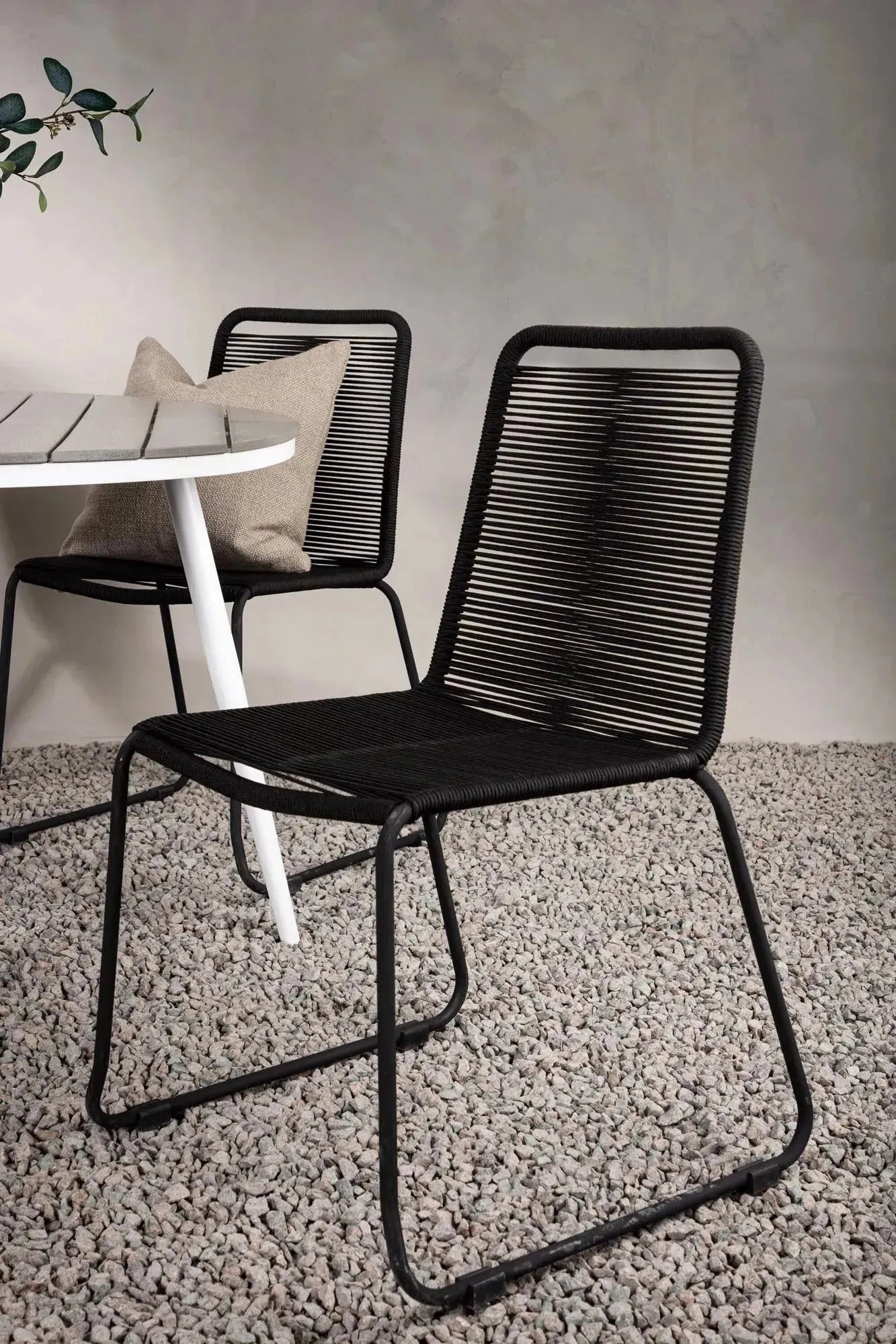 Robustes Outdoor-Tischset für moderne Garten-Ästhetik von Venture Home.