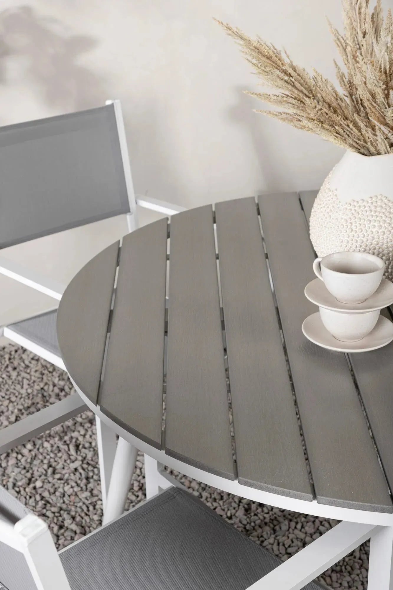 Stilvolles Outdoor-Tischset für 4, perfekt für gesellige Abende.
