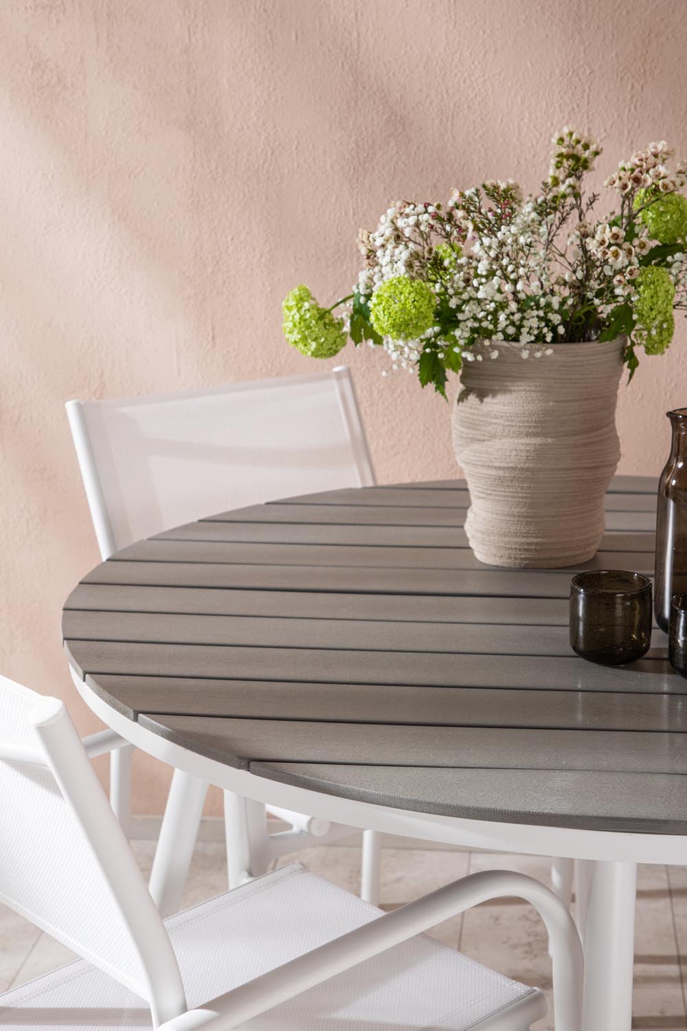 Break Gartentisch Round + 4 x Santorini Arm Stuhl (stapelbar) in Grau Weiss präsentiert im Onlineshop von KAQTU Design AG. Gartentischset ist von Venture Home