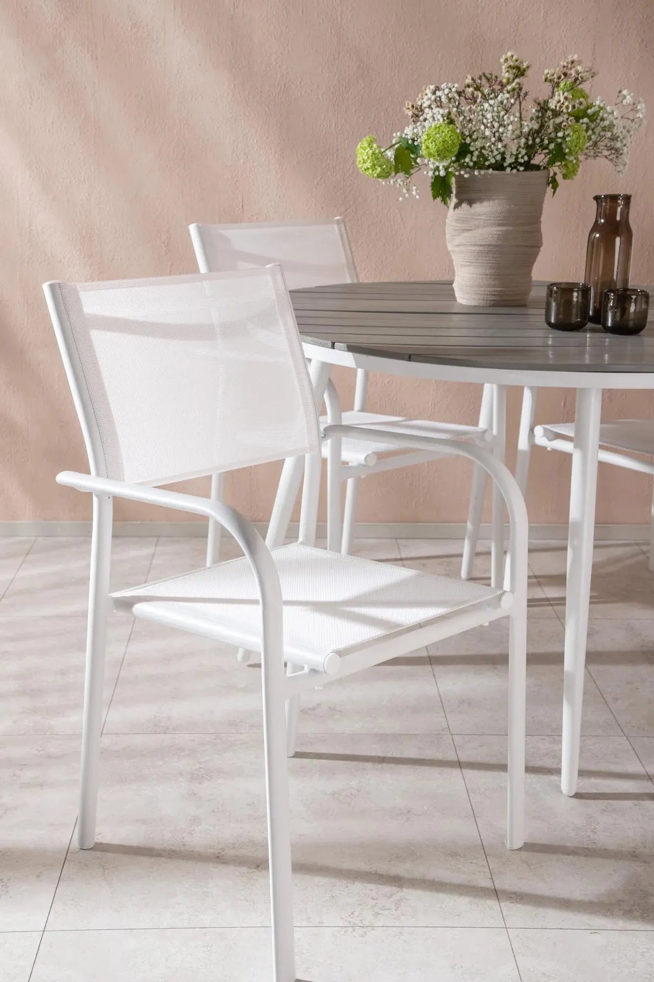 Moderner Break Esstisch mit 4 stapelbaren Santorini Armstühlen.