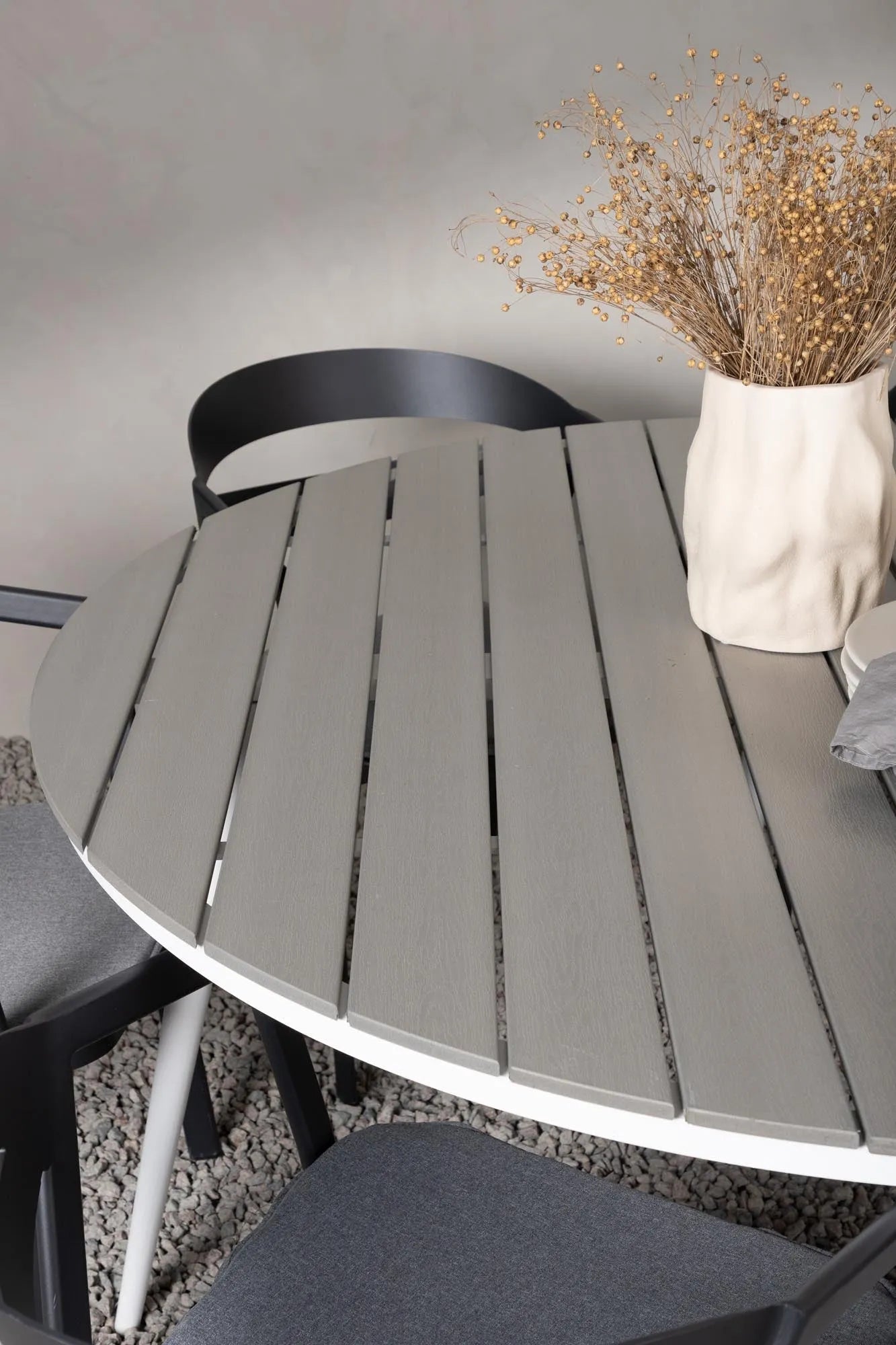 Robustes Venture Home Tischset für 6, perfekt für Gartenpartys.