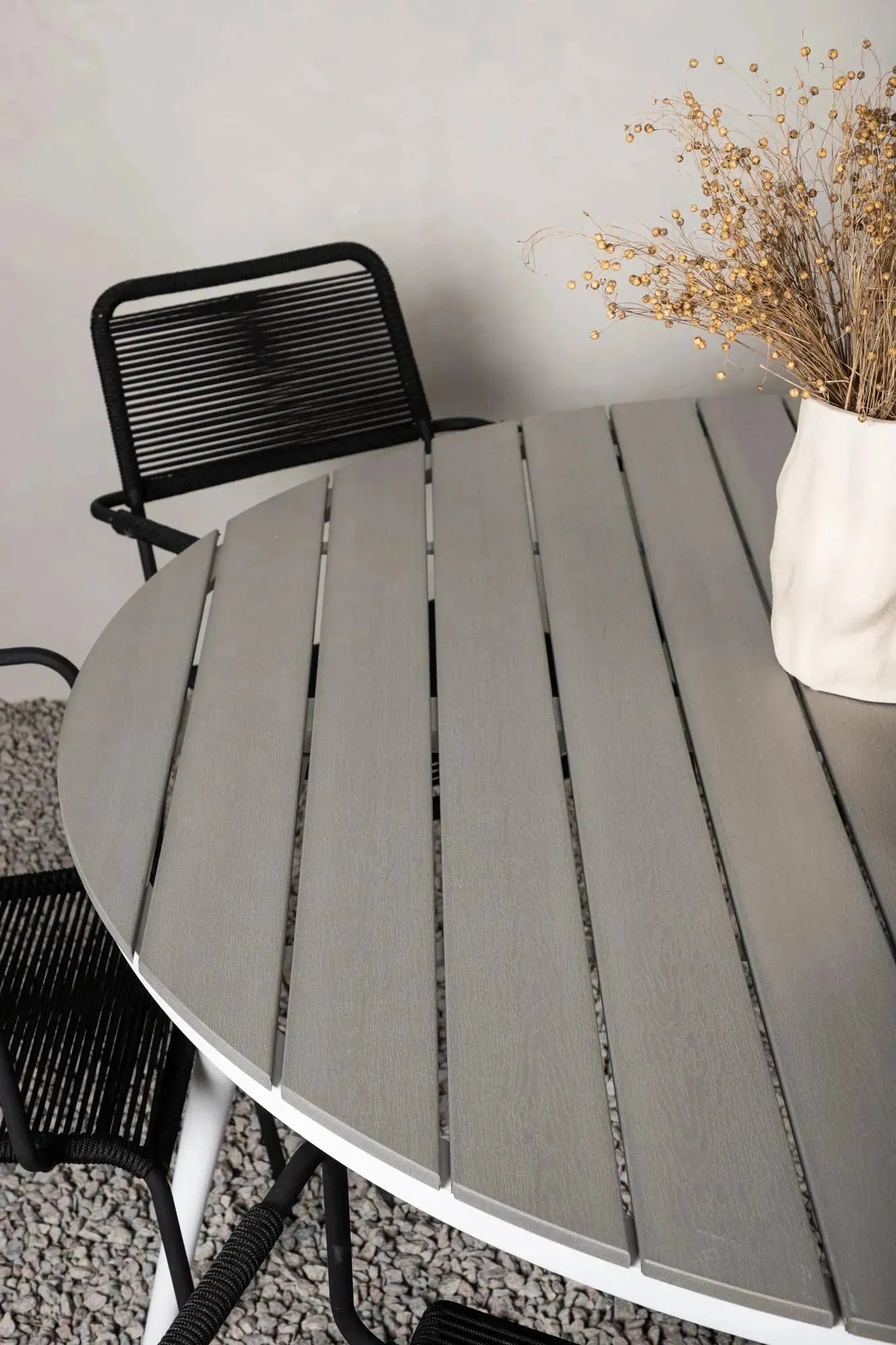 Stilvolles Outdoor-Set für 4: Break Tisch + Lindos Armstühle.