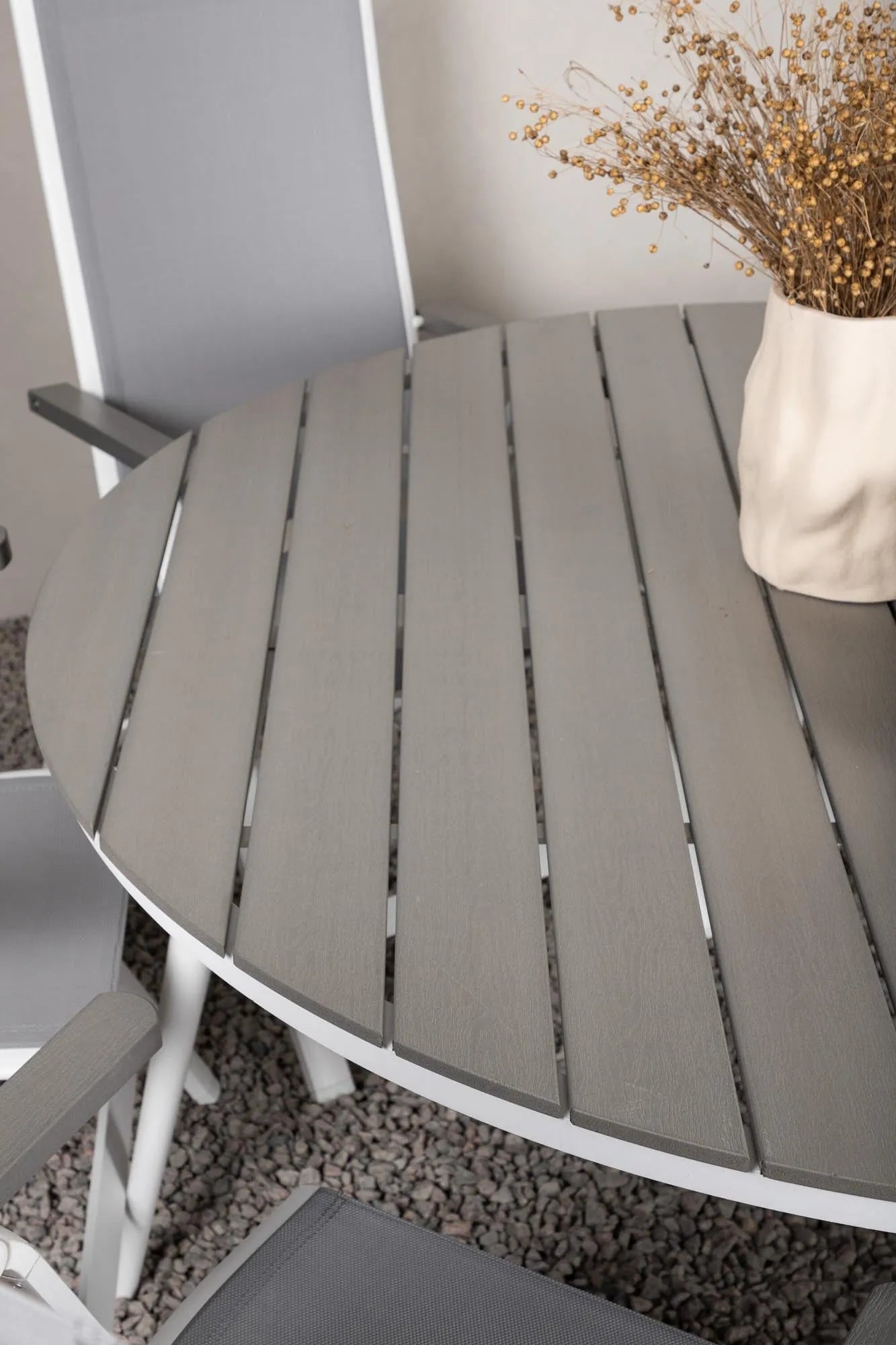 Robustes Venture Home Tischset für 6, perfekt für Gartenpartys.