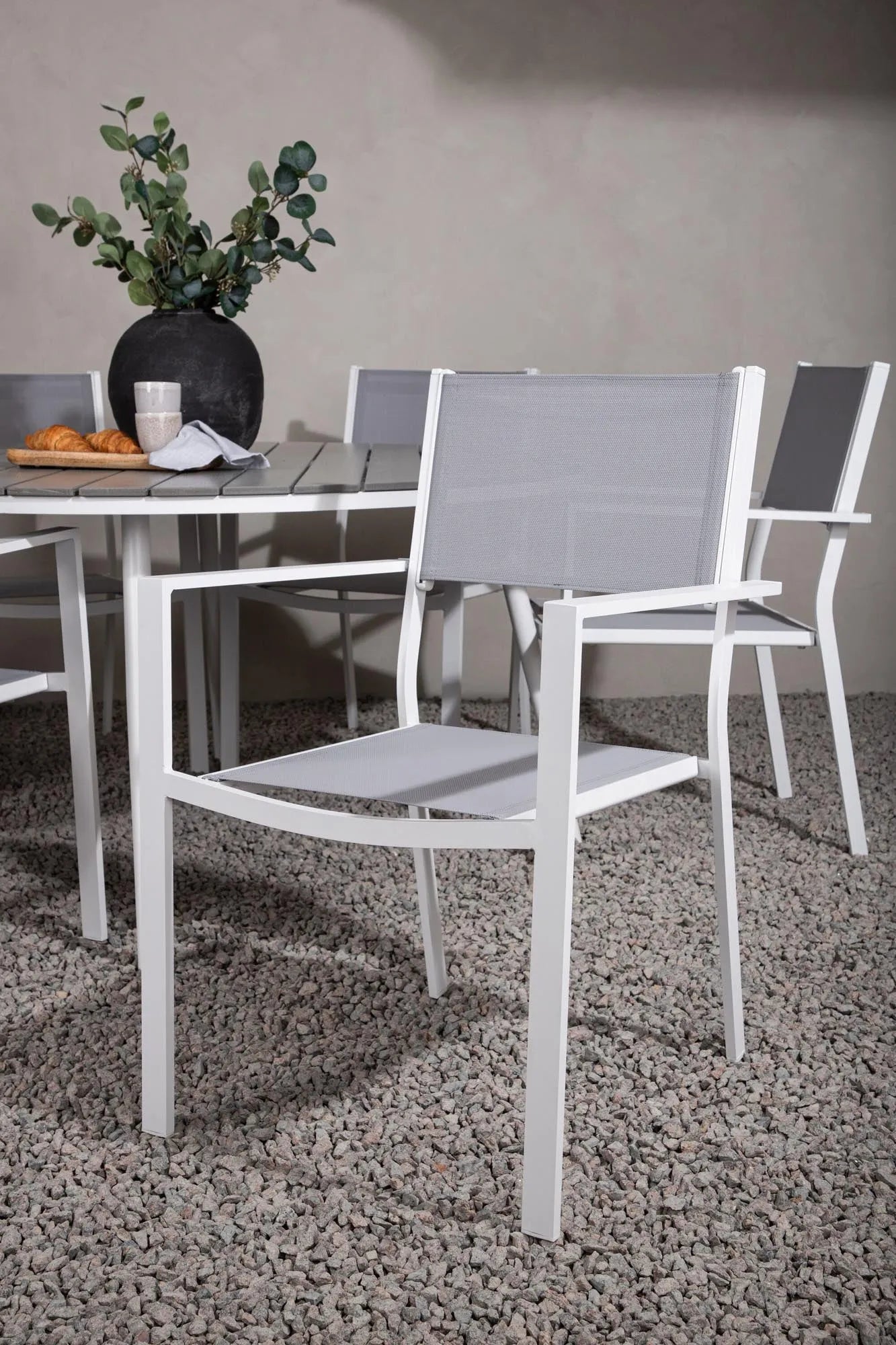 Stilvolles Outdoor-Tischset für 6 Personen von Venture Home.