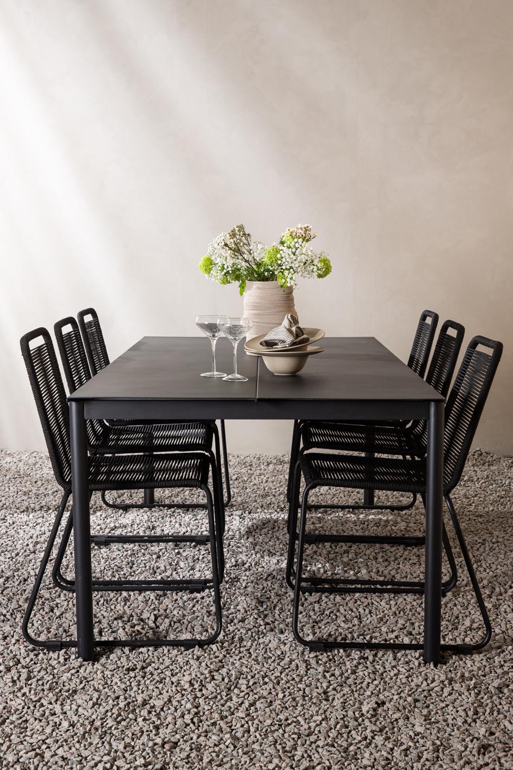 Modena Gartentisch + 6 x Lindos Stacking Stuhl in Schwarz präsentiert im Onlineshop von KAQTU Design AG. Gartentischset ist von Venture Home