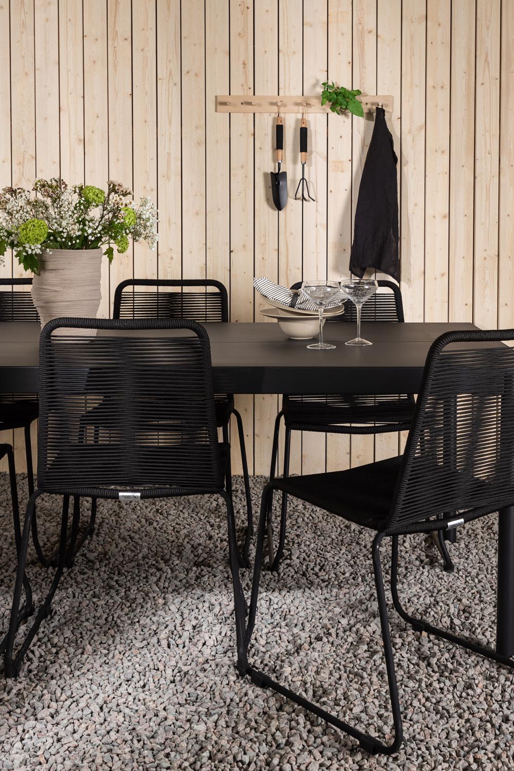 Modena Gartentisch + 6 x Lindos Stacking Stuhl in Schwarz präsentiert im Onlineshop von KAQTU Design AG. Gartentischset ist von Venture Home