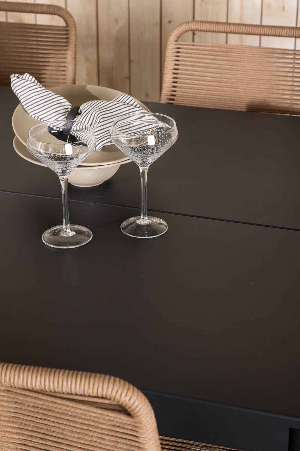 Modena Gartentisch Set in Schwarz/Latte präsentiert im Onlineshop von KAQTU Design AG. Gartentischset ist von Venture Home