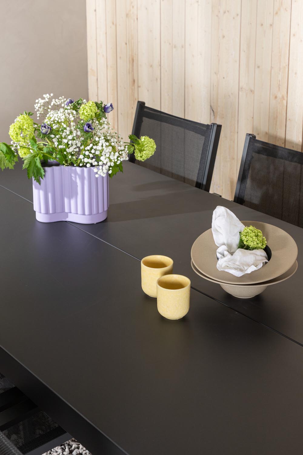 Modena Gartentisch Set in Schwarz präsentiert im Onlineshop von KAQTU Design AG. Gartentischset ist von Venture Home