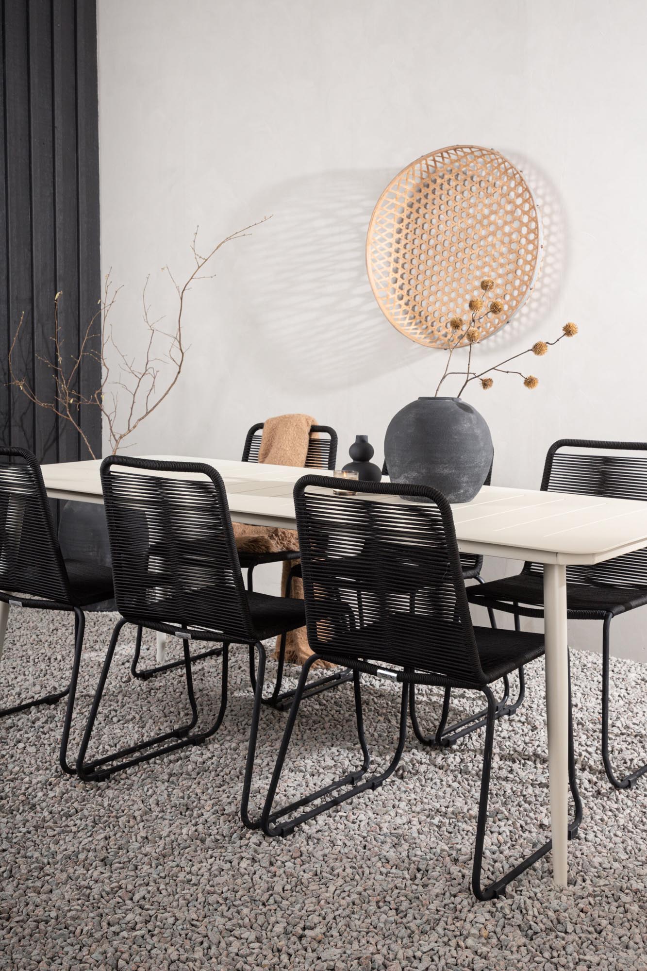 Lina Outdoor-Tischset + Lindos Stacking 200cm/6St. in Schwarz präsentiert im Onlineshop von KAQTU Design AG. Gartentischset ist von Venture Home