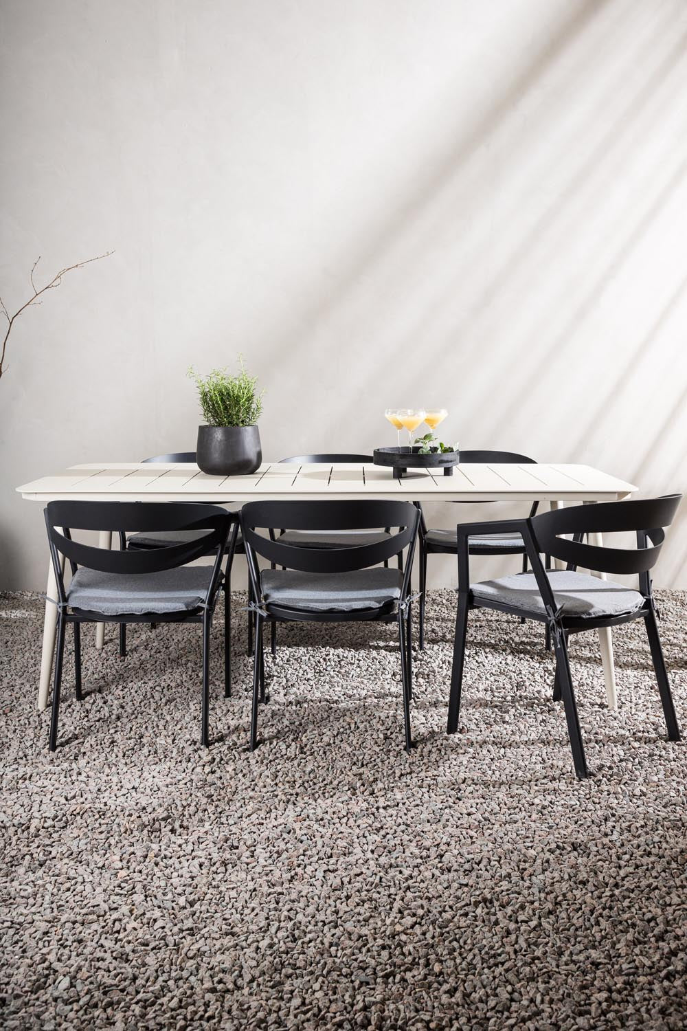 Lina Outdoor-Tischset + Split 200cm/6St. in Schwarz präsentiert im Onlineshop von KAQTU Design AG. Gartentischset ist von Venture Home
