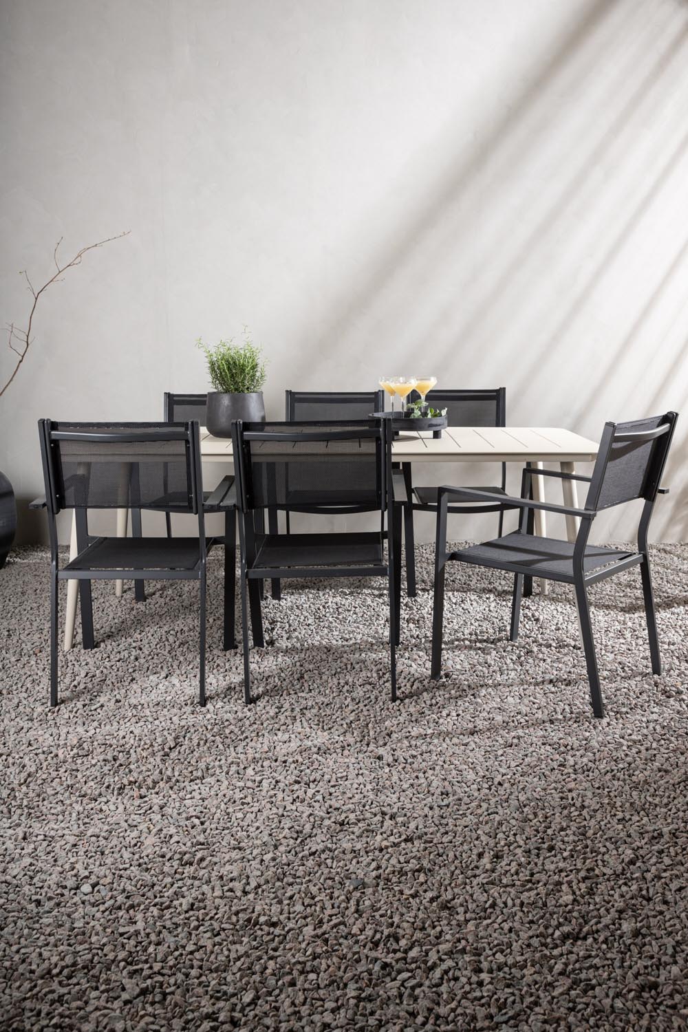 Lina Outdoor-Tischset + Copacabana 200cm/6St. in Schwarz präsentiert im Onlineshop von KAQTU Design AG. Gartentischset ist von Venture Home