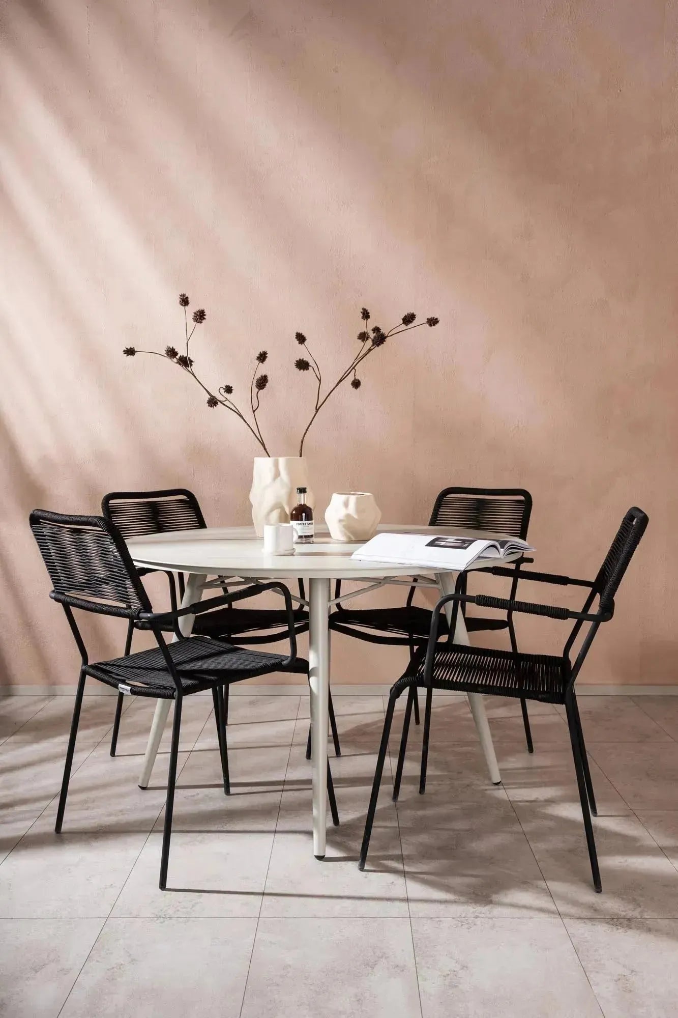 Stilvolles Gartenset: Lina Tisch (⌀120cm) & 4 Lindos Armchairs aus robustem Stahl & Aluminium. Perfekt für moderne Outdoor-Oasen.