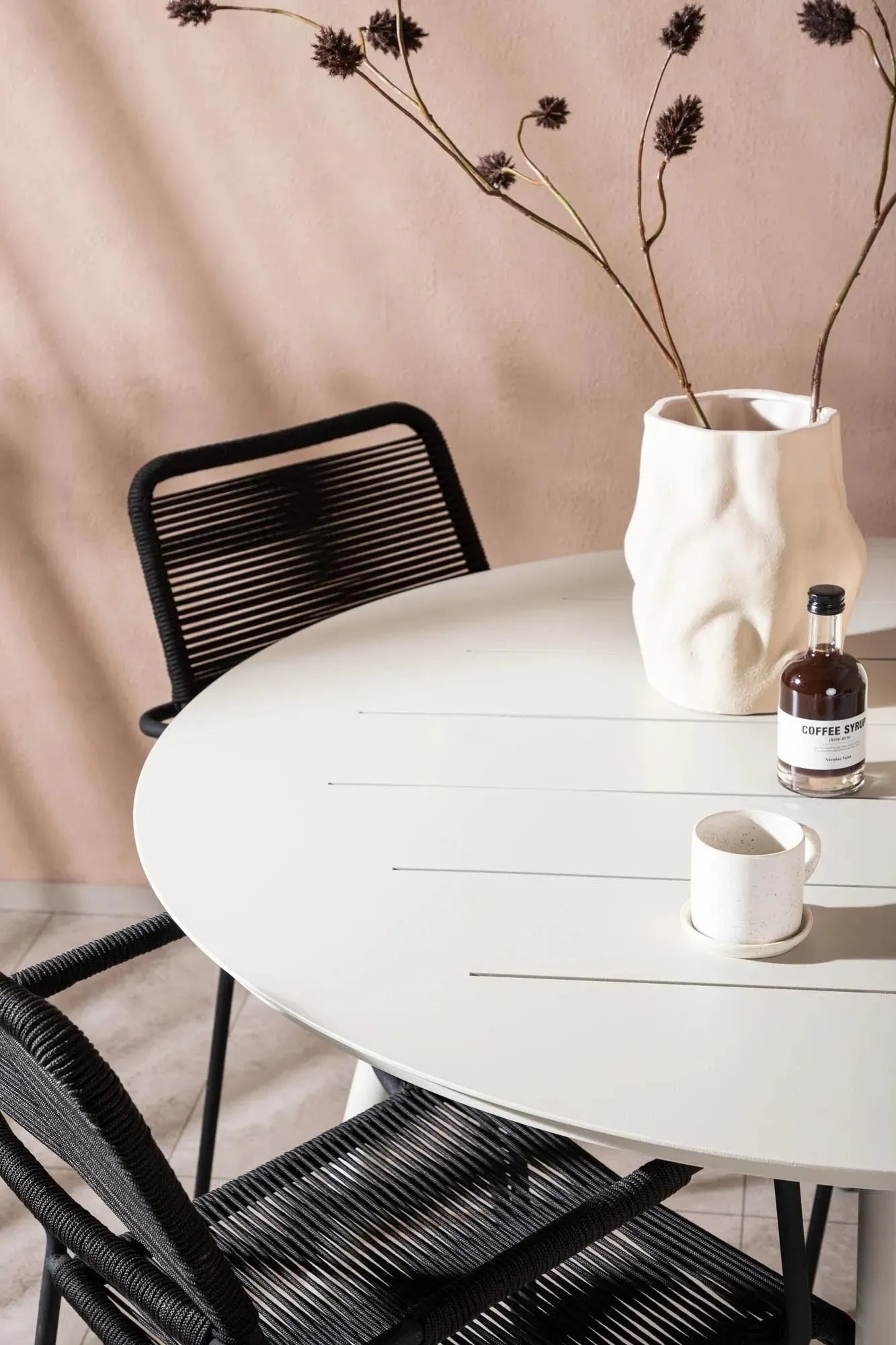 Elegantes Outdoor-Set: Lina Tisch & 4 Lindos Stühle von Venture Home.